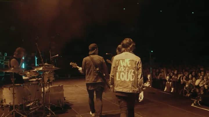 ジャスティン・ヒルズのインスタグラム：「Looking back at some of the epic shows we played last year -  Check out our recap from The Threesome Tour now at YouTube.com/SleepingWithSirens!」