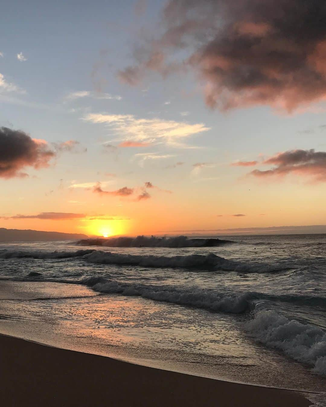 エビアン・クーさんのインスタグラム写真 - (エビアン・クーInstagram)「Never get tired of this view,  blessed to call this place my home  サンセットの時間 気持ちが安らぐんだよね。 今週ずっと天気がいいからハッピー☀️」1月30日 6時03分 - avian_official