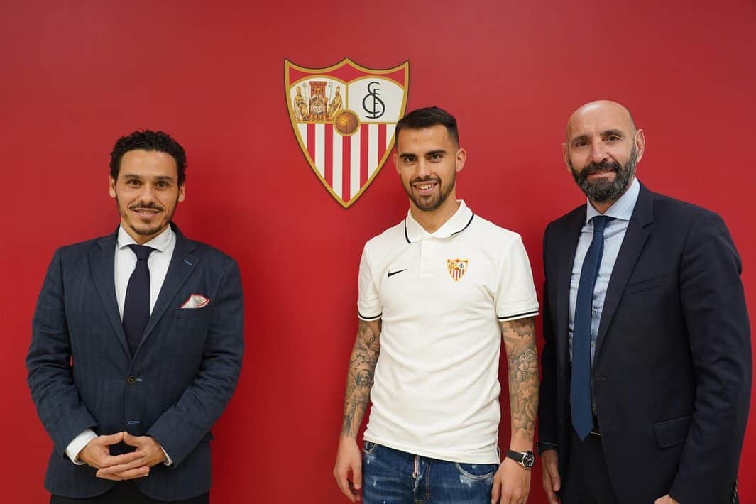 ヘスス・フェルナンデス・サエスのインスタグラム：「⚪🔴🎶 Ejemplo de sevillanía. Familia roja y blanca del Sánchez Pizjuán... 🎶 ⚪🔴」