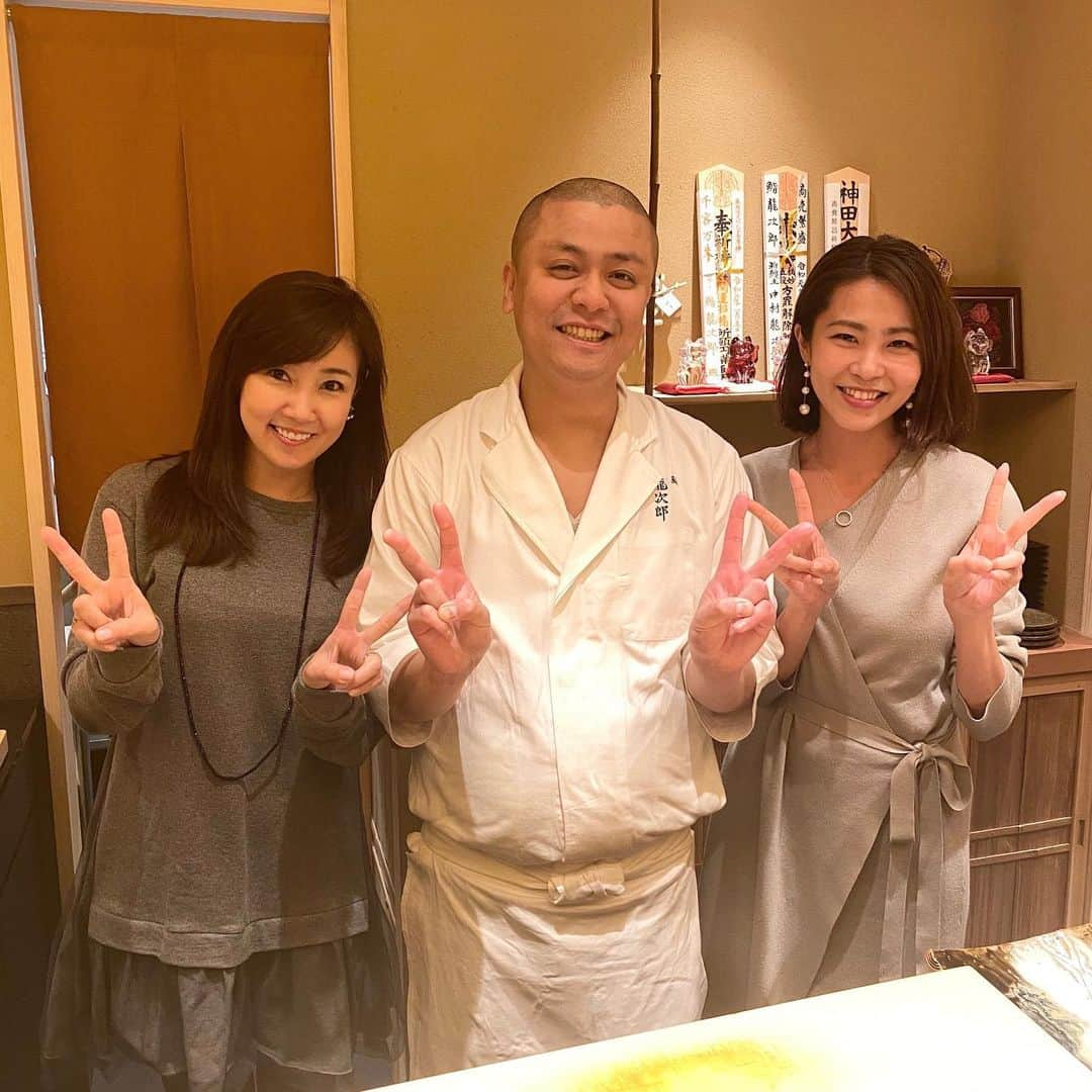 吉永愛さんのインスタグラム写真 - (吉永愛Instagram)「美香ちゃんがなかなか予約が取れないお店　『鮨 龍次郎』さんを取ってくれて行って来ました🍣 ・ 大将、龍次郎さんは、ミシュラン二つ星がつく『海味』の二代目だったんですが、独立されて去年11月にオープンしたばかり✨ どれも美味しくて…初女二人鮨は最高でした😋 #鮨 #寿司 #鮨龍次郎 #南青山 #隠れ家 #女子会 #グルメ #グルメ女子」1月30日 6時21分 - a.i.yy