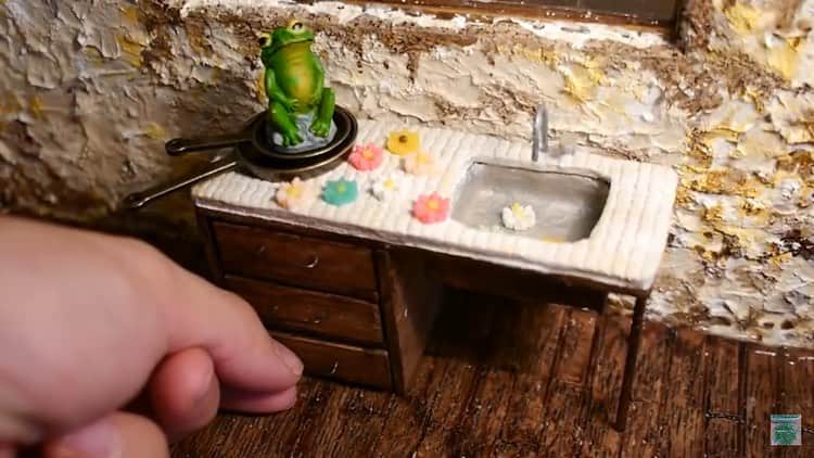 ohanaさんのインスタグラム写真 - (ohanaInstagram)「少し遠目からのキッチン☺︎ : : 2枚目は2年前初めてドールハウスを作った時のキッチンです👷‍♂️ : 昔も今も試行錯誤の連続で時間はかかるけど唯一無二のミニチュアを作りたいな☺︎ : #ミニチュア #miniature #miniatures #mini #ドールハウス #dollhouse #miniaturehouse #miniaturehorses #台所 #kitchen #キッチン #diy #diycraft #craft #ハンドメイド #handmade #手作り」1月30日 6時37分 - hanabira_kobo