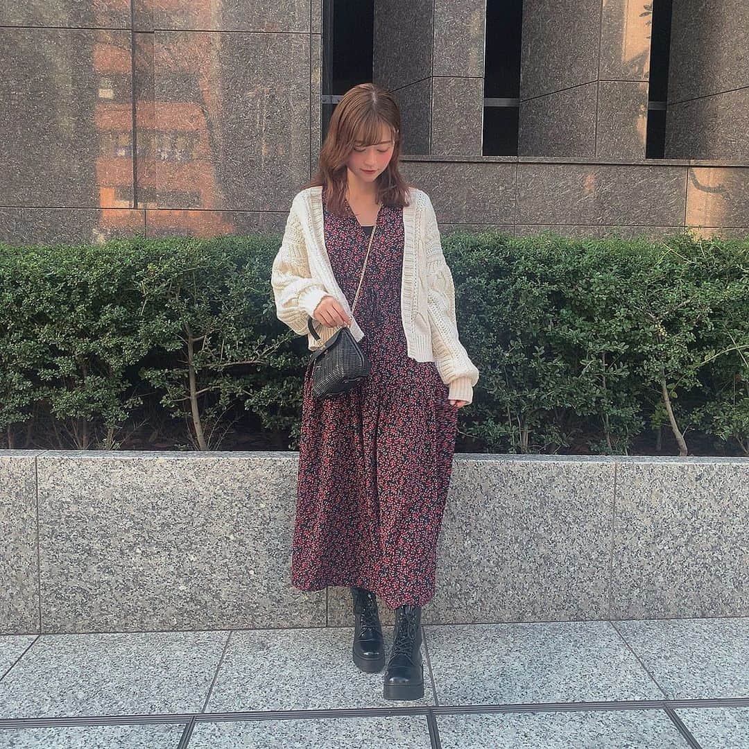 中沢結のインスタグラム：「. . 最近のお買い物〜 短め丈のカーディガン探してて、@fifth_storeで理想的なの見つけて即買いしました！ケーブルショートカーディガンは丈感も素材もとても好みでした！白のケーブルニットって無敵に可愛いよね＾＾ 今はアウターの下に仕込んで白の抜け感も出せるし、春はワンピの上に合わせて着るのも可愛いやつです☺️ 小花柄ウエストリボンワンピースはシルエットもプリントも可愛くてついカートに入れてしまった！160cmでこのくらいの丈感です！ 60%クーポン出ててめちゃめちゃお安くゲット出来ました！是非サイト見てみてください！良かったらお揃いしましょう♡  #fifth#fifthtl#フィフス#ケーブルショートカーディガン#小花柄ウエストリボンワンピース#カジュアル#トレンド#フェミニン#EditSheen#ワンピース#カーディガン#ニット#花柄ワンピース#平均身長コーデ#ワンピースコーデ#ニットコーデ」