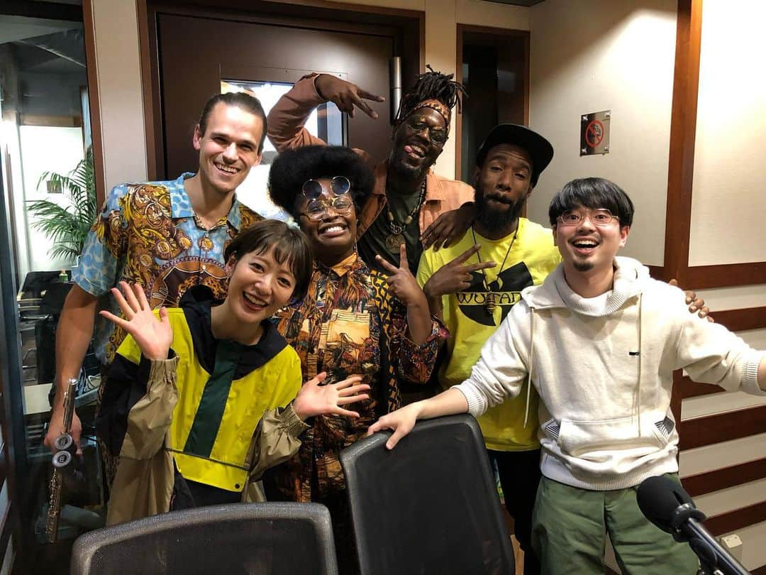 ハマ・オカモトさんのインスタグラム写真 - (ハマ・オカモトInstagram)「Tank and the Bangas来日！ 素晴らしいスタジオライブでした。 "今夜ステージで一緒にやろう！"と言ってくれましたが俺はこのままレコーディング、、、しかし！沢山刺激を貰えたので、いい演奏ができそうです🕺🏻 --------------------------------------------------- With everyone from Tank And The Bangas who was nominated for this year's Grammy Award for Best New Artist!  It was a great performance.  I want to play with you next time!🙏😋🕺🏻」1月30日 17時28分 - hama_okamoto