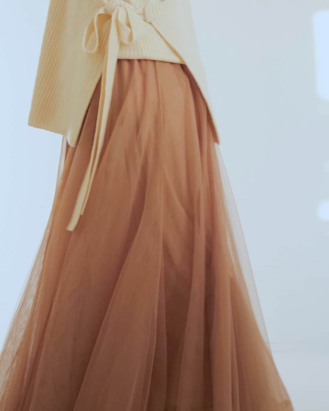 田中亜希子さんのインスタグラム写真 - (田中亜希子Instagram)「@fifth_store の#チュールマキシスカート	ベージュMサイズは、そんなに広がりがなくて低身長の私でもボリュームが出過ぎません。カラーはベージュですが、当たる光がオレンジ寄りだと優しいピンクベージュのように柔らかでふんわりした印象です。 今年の春は透ける、光る、そんな質感でニュアンスを楽しめる洋服も注目ですね＾＾ #fifth #fifthtl #フィフス  #プチプラ #低身長 #プチプラコーデ #低身長コーデ #低身長コーディネート #おちびの輪 #おちびコーデ #ママコーデ #カジュアル #フェミニン  #今日のコーデ #ニット #スカート」1月30日 17時29分 - akiico