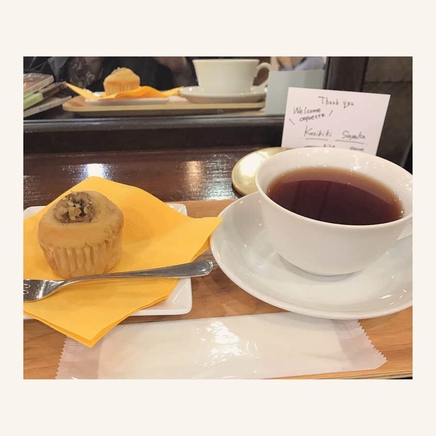 櫛引彩香のインスタグラム：「teteに髪を切りに行きました♪ おデザとお茶がいつも美味しいです。髪は軽くなって嬉しい。2枚目は切ってもらう前だけど、寝ながら撮ったみたいになっております。今日はあったかかったな。」