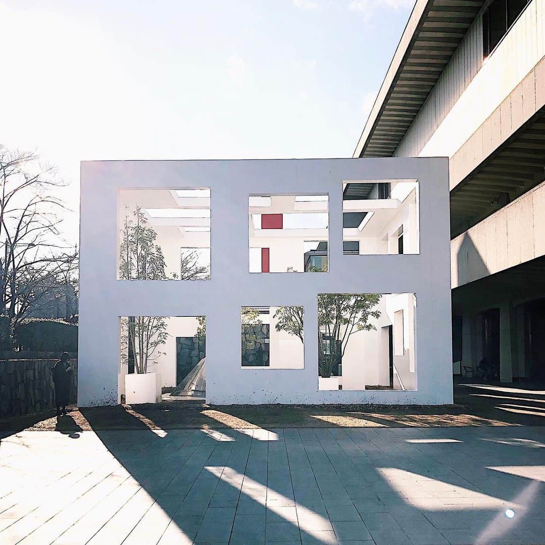 haconiwa / 箱庭さんのインスタグラム写真 - (haconiwa / 箱庭Instagram)「東京国立近代美術館で開催中の「窓展：窓をめぐるアートと建築の旅」に行ってきました。﻿ ﻿ 美術館前庭には藤本壮介の名作《House N》の大型コンセプト・モデルが出現！﻿ 新たな視点で「窓」について考える展示となっています。﻿ 昨年11月から開催中だったこちらの展示も、今週末で会期終了です！まだ行っていない〜という方は是非足を運んでみてくださいね。﻿ ﻿ 窓展：窓をめぐるアートと建築の旅﻿ 会期：2020年2月2日(日)まで﻿ 開催時間：10:00～17:00 ※金・土曜は20:00まで ※入館は閉館30分前まで﻿ 開催場所・会場：東京国立近代美術館 1F企画展ギャラリー﻿ 入場料：一般1200円　大学生700円、高校生以下および18歳未満は無料﻿ ﻿ #窓展#東京国立近代美術館#美術館#アートと建築#アート#建築」1月30日 17時32分 - haconiwa_mag