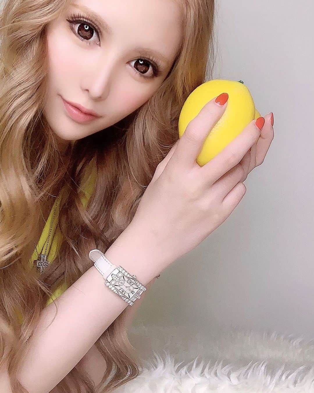 夏目こころのインスタグラム：「なんで🍋レモン 持ったんやろ。て感じ🤪」