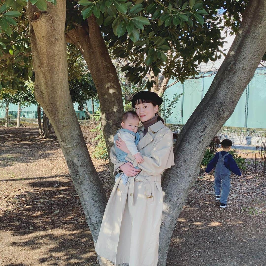 高見まなみのインスタグラム：「1月とは思えないほど良い天気で、寝起きのたいちゃんと写真を撮ってもらったよ🙈  兄は枝で戦うことに夢中、ここ3年ほど、やってることいっしょ。刈り上げが暑いと言っていた😂」
