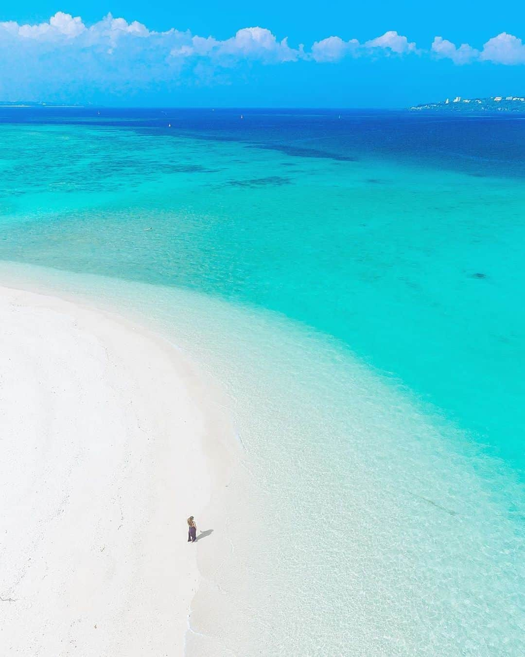 Be.okinawaさんのインスタグラム写真 - (Be.okinawaInstagram)「With the mesmerizing sight of its enchanting blue hues, a visit to Sesoko Island should be on your bucket list! 📷:@tamaki_nakajima_okinawa 📍:Sesoko Island  Sesoko Island, home to lots of cute cafes and a great spot to enjoy water activities, can be reached by car from the main island of Okinawa.  #sesokoisland #beautifulsea #瀬底島 #美麗的大海 #세소코섬 #예쁜바다 #綺麗な海 #白い砂浜 #oceanlover #clearwater #beokinawa #visitokinawa」1月30日 16時00分 - visitokinawajapan