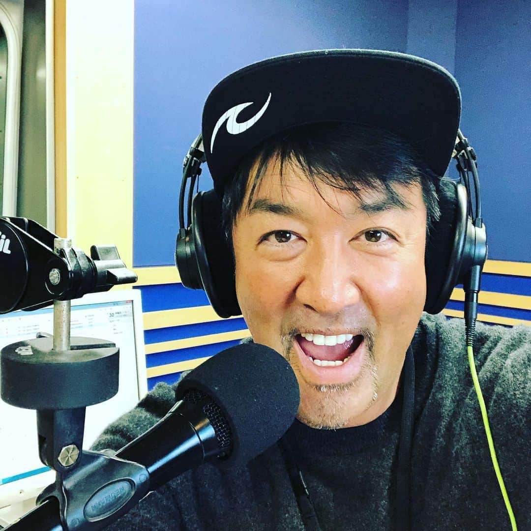 のインスタグラム：「さぁ！！ あっという間の1月終了！！ 1月ラストの生放送！！ よろしくお願いいたします🙇‍♂️ #fmaichi  #yougottapower  #生放送  #ripcarol  #黒岩唯一」