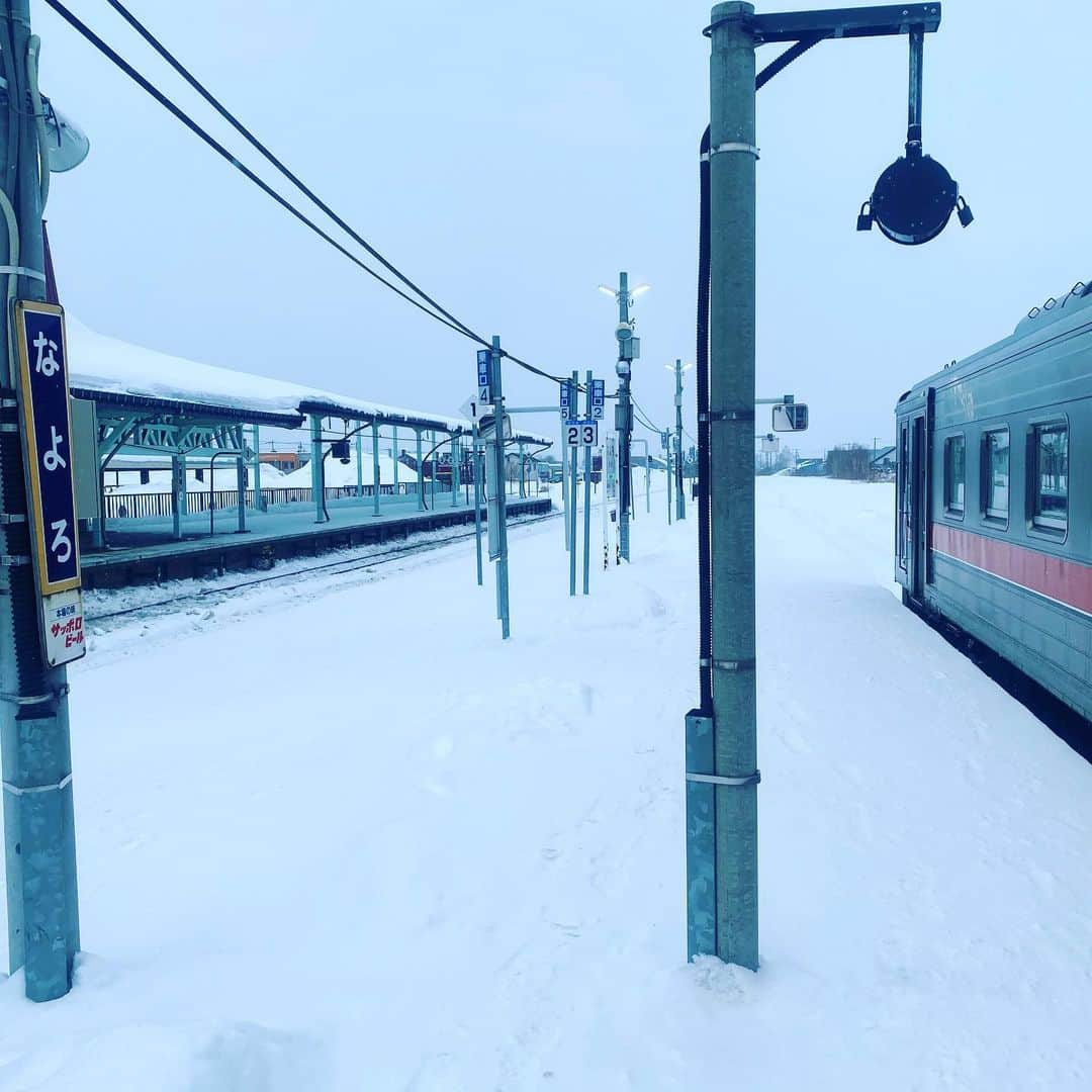 田原直哉さんのインスタグラム写真 - (田原直哉Instagram)「旭川から音威子府行きの電車で美深に向かってるのだけど、何故か途中の名寄で1時間待ち😭何待ちなのよー😭😭 #美深 #名寄」1月30日 16時07分 - naoya.tabara