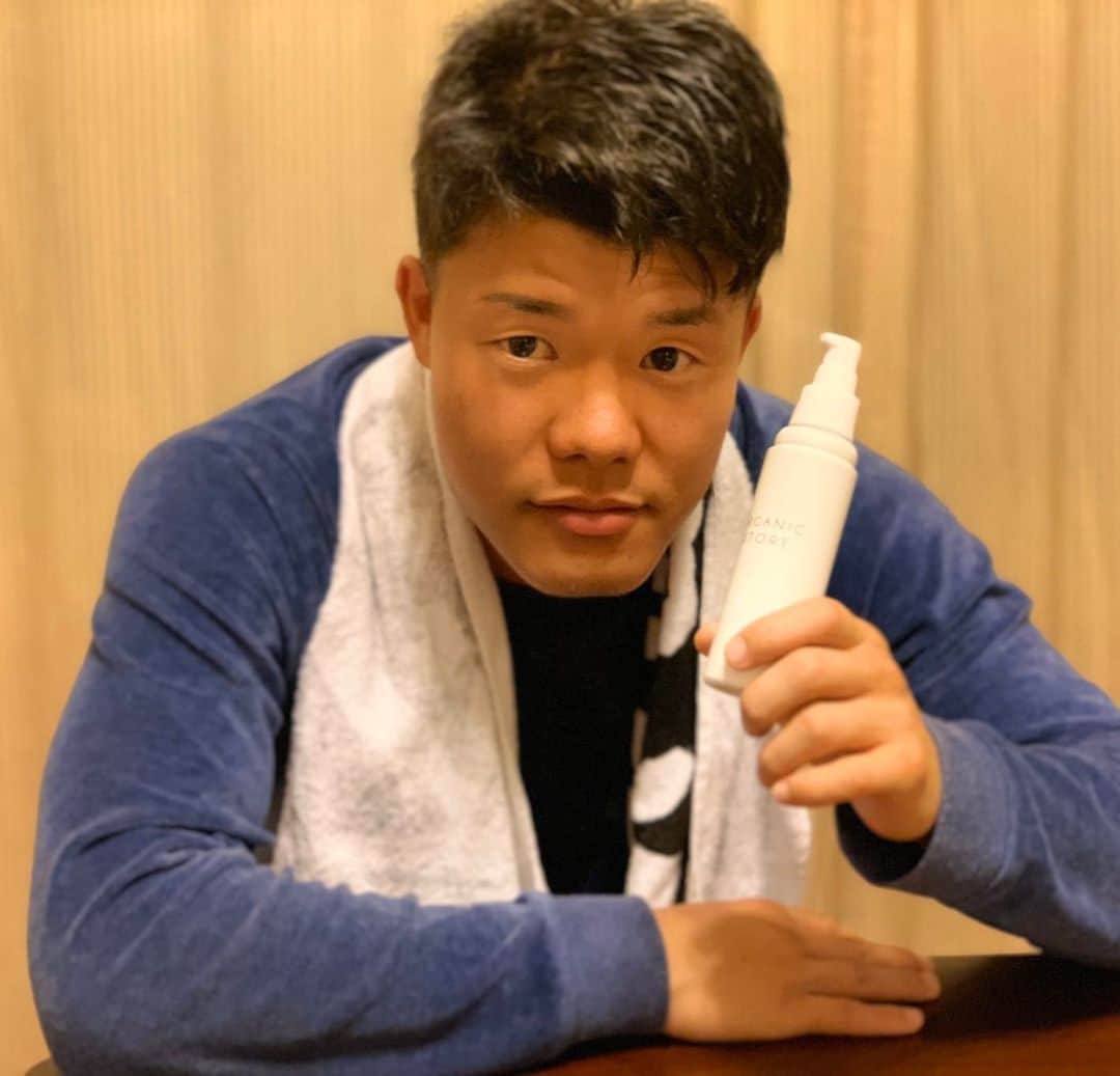 のインスタグラム：「俺がいつも使ってるBeのオーガニックの化粧水！これは最高^_^  今練習してるベガスは砂漠で乾燥してるから、ほんまに助かってます😊  いつもお風呂あがりに使ってる！  みんなも良かったら使ってみて👍  @be_activeorganic」