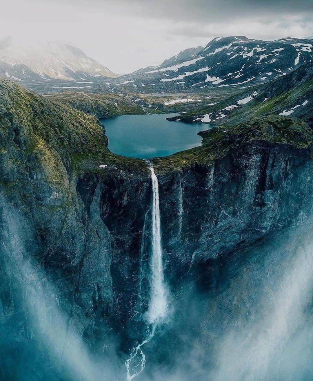 Earth Picsさんのインスタグラム写真 - (Earth PicsInstagram)「The beauty of Norway in two photos by @skeye_photo」1月30日 16時13分 - earthpix