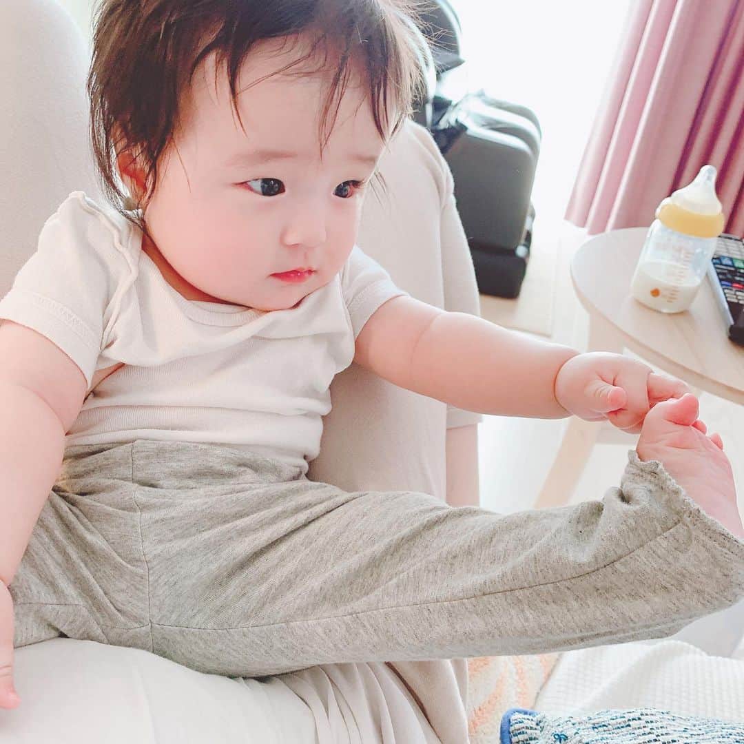 しほの涼のインスタグラム：「あまりの暑さにオジサマファッション👨🏻‍🦳 白の肌着のみー🤎👨🏻‍🦳🤎 なのに来週？雪予報❄️なんだよね🧐 寒暖差ありすぎて、ついていけない💦💦 #生後6ヶ月#生後半年#生後6ヶ月半#生後6ヶ月女の子#肌着のみ#赤ちゃんのいる生活#赤ちゃんとの暮らし」