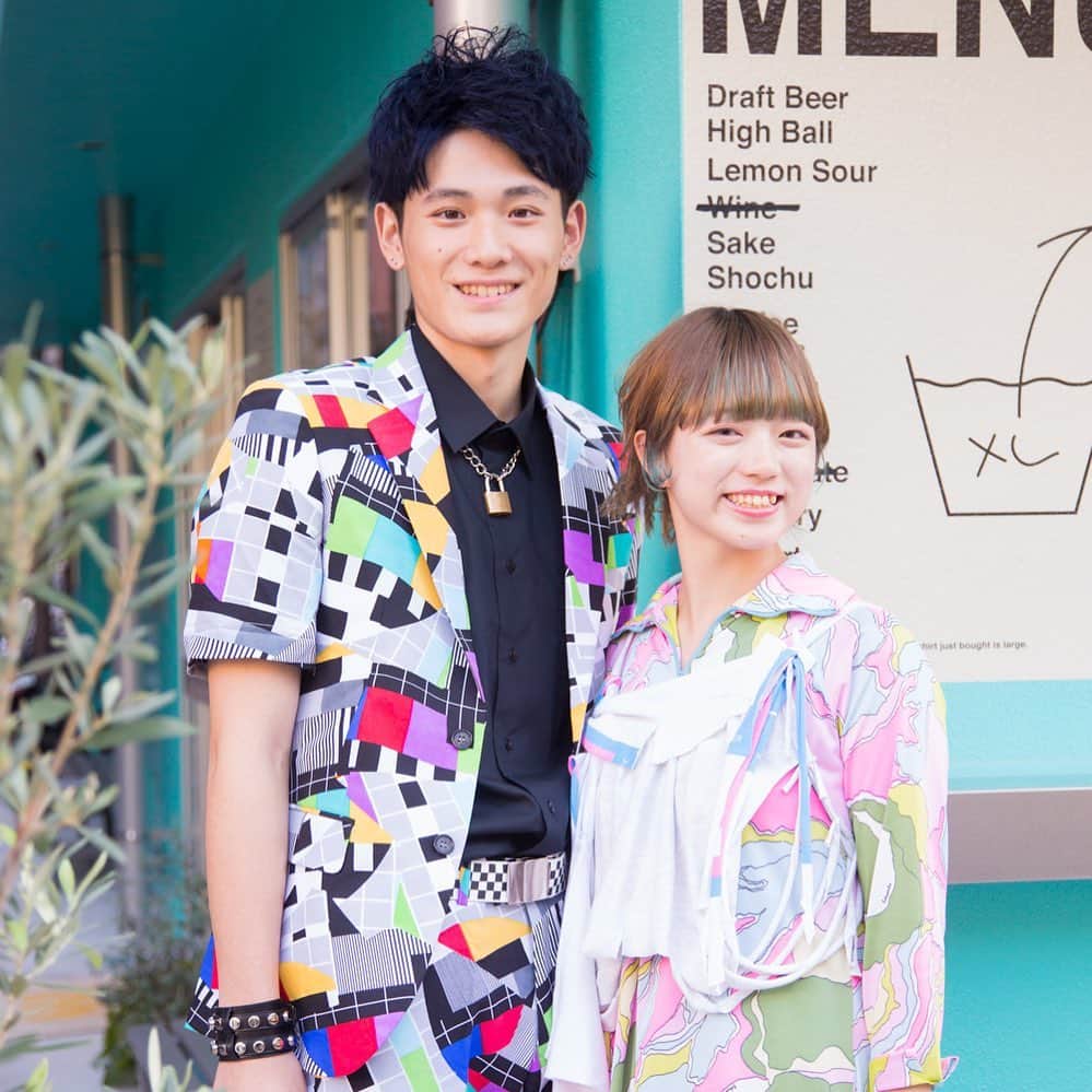 福岡ベルエポック美容専門学校のインスタグラム：「#ベルパンフ2021 明日より発送します！！！ この表紙が目印です^ ^💛 . . 表紙を担当してくれたのは 美容科1年生  左:内田くん (熊本県立熊本西高等学校出身) 右:早水さん (鹿児島県立川内高等学校出身) でした💕💕 . . 朝早くからの撮影 頑張ってくれました🙆‍♀️ . . ヘアメイクを担当してくれたのは 卒業生 タカキユウコ (@takakiyuuko )さん 卒業生 中村カズキ(@kazuki_0825_nakamura )さん ヒュウガ(@hyuga_0911 )さん ❤️🧡 みなさん、ぜひチェックしてみてね 👀✨✨ ▶︎▶︎資料請求は、ホームページから💁‍♀️ . . #福岡ベルエポック美容専門学校 #福岡ベル #学校案内パンフレット #学校案内 #パンフレット #資料請求 #美容学校 #専門学校 #美容師 #ヘアメイク #ブライダル #メイク #ファッション #エステ #ネイル #福岡県 #fukuoka #hakata #beauty」