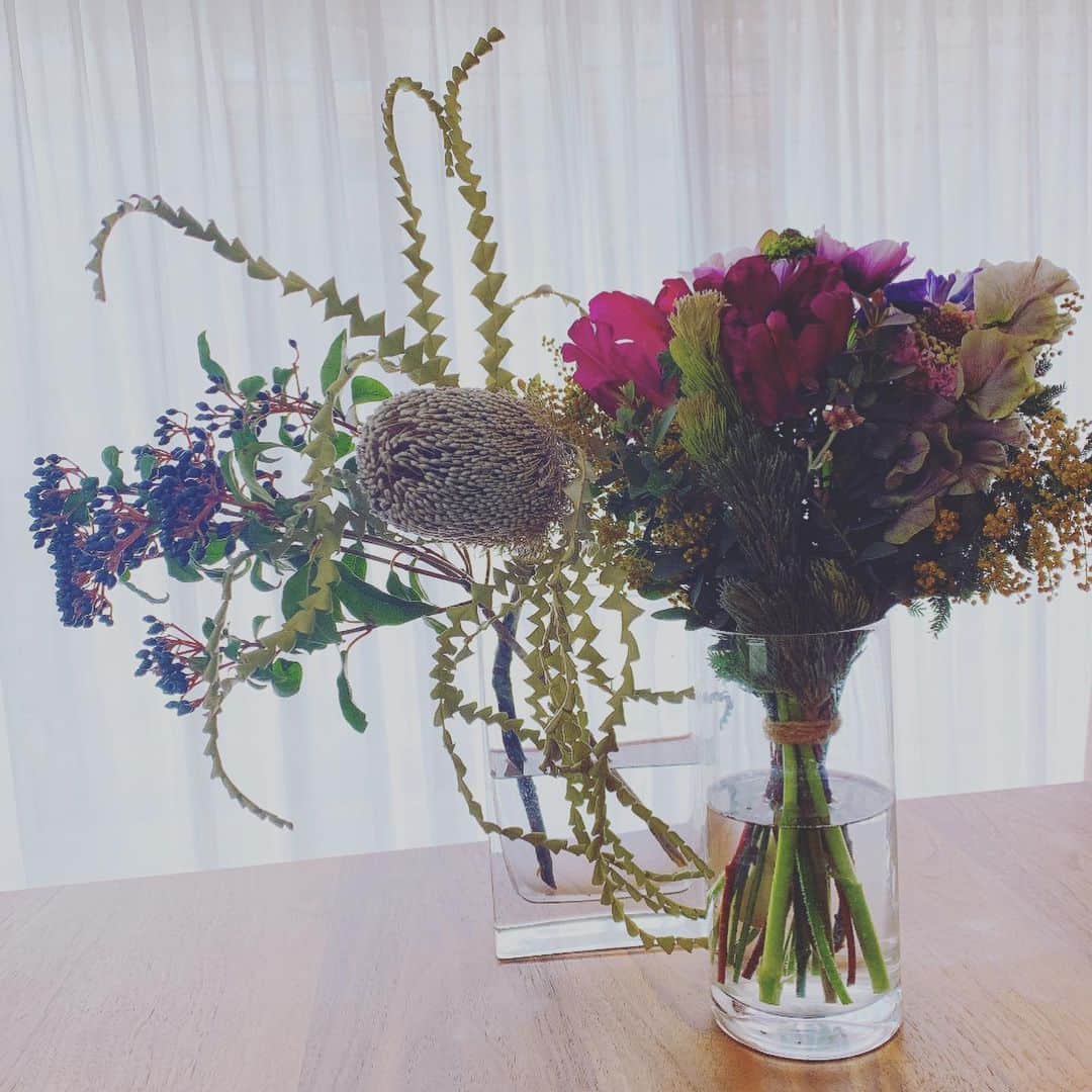 亀恭子のインスタグラム：「ここ最近、常に家にはお花があります。 . . . 頂き物だったり、 自分で選んで生けてみたり。 . . 1枚目の左側が自分で自宅用に購入したもの。 ギフトで頂く花も自分が選ぶ花も どこか似てる。 . . 友達が選んでくれた私のイメージと自分が好きなモノが一緒だと、 なんだかすごく嬉しい。 . . . 今日は、 お仕事で初めての経験をしました。 . . なるほど と学ぶことが多い新鮮な気持ちで現場からの帰り道、 フラッとお花を買いたい気分でした❤︎ 花瓶が空いてないのでやめましたw . . #flowers #lifeisbeautiful #sunnyday #winter #january #お誕生日メッセージありがとうございました ❤︎」