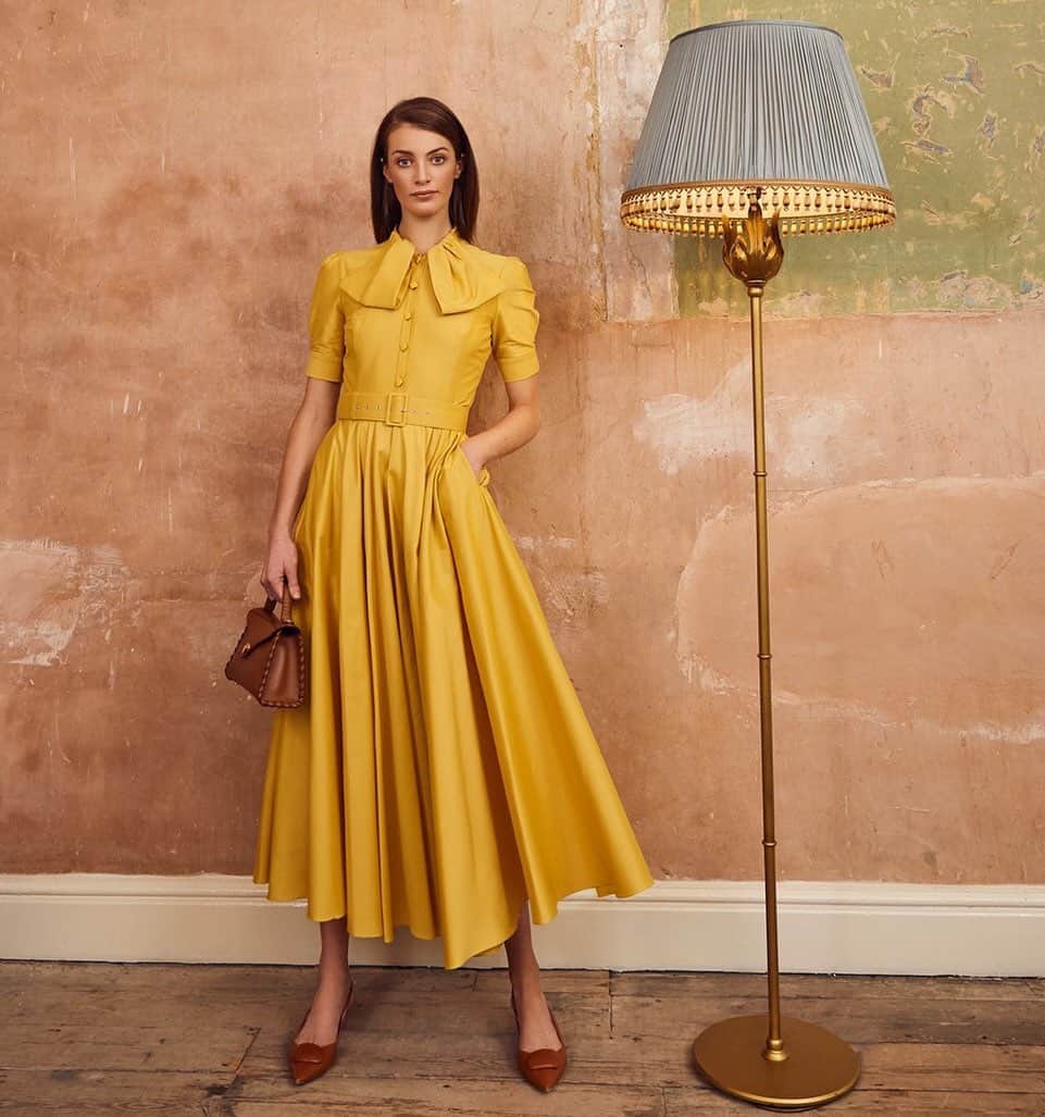 ルパートサンダーソンのインスタグラム：「Misty mornings | Misty in walnut calf | Styled by @hannahteare @suzannahfashion | #Slingbacks #KittenHeels #AsSeenOn #Suzannah #RupertSanderson」