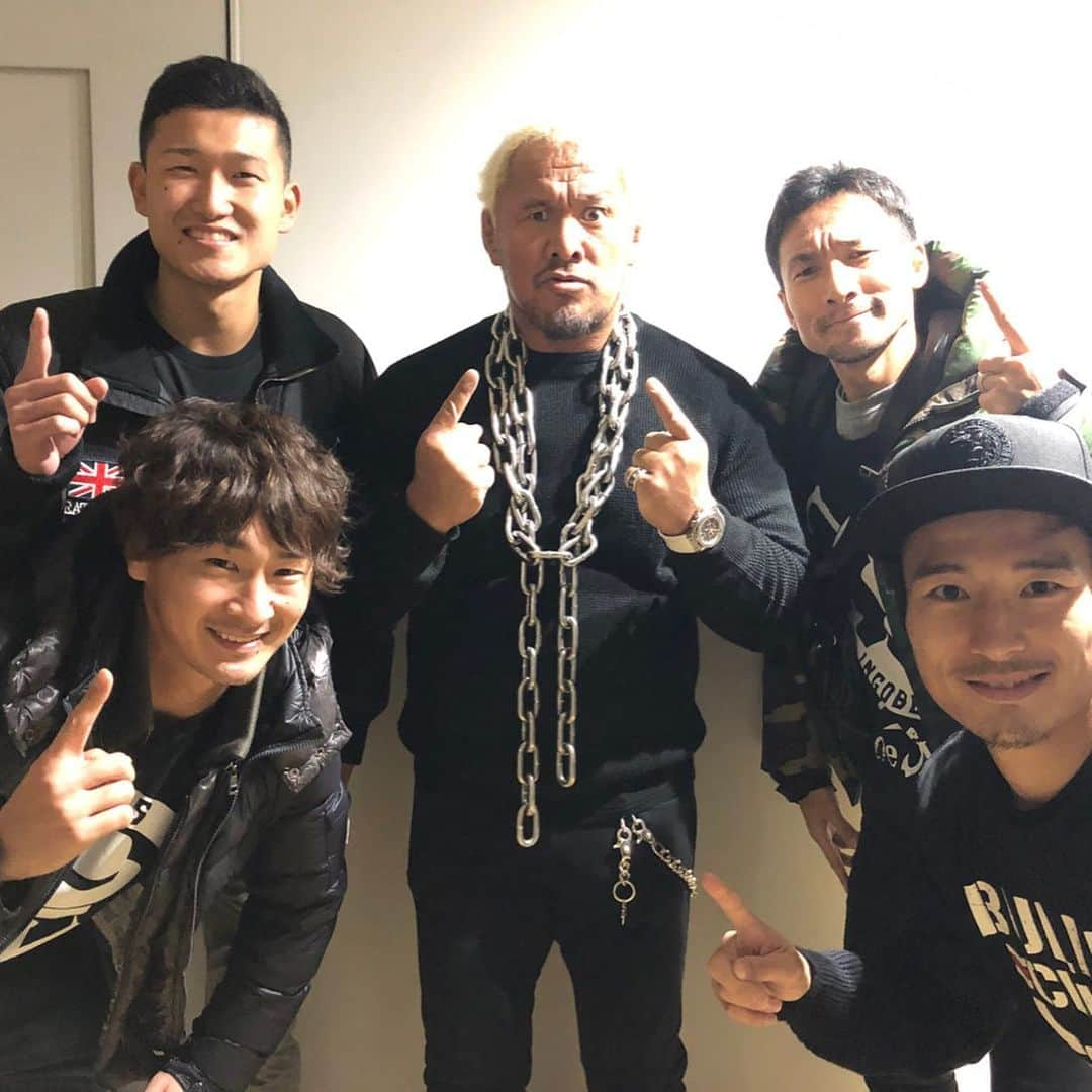 太田康介さんのインスタグラム写真 - (太田康介Instagram)「昨日はみんなで新日本プロレス観戦！！ 元ツエーゲン金沢トレーナー、菅野さんのおかげでいつも本当に楽しませて頂いてます！！ 今回も試合後にもかかわらず憧れの内藤選手そしてヒロム選手、そして真壁選手に写真撮っていただき、本当に最高でした！！ 内藤選手の計らいでチャンピオンベルトも見せていただけるという最高のサプライズをしていただきみんな大興奮！  選手の皆さん本当にありがとうございました😊  またどこかで応援行けたらいいなぁ！！ #新日本プロレス  #losingobernablesdejapon  #ロスインゴベルナブレスデハポン  #こうじたいがと３人お揃い #しんやは #何も知らずに #デザインで購入した #ロスインゴと敵対しているバレットクラブのTシャツでご対面😂 #それは本当にやってしまった笑 #とにかく #最高の思い出 #まさかの #内藤選手は同じ歳 #トランキーロ」1月30日 16時33分 - kosukeota.7