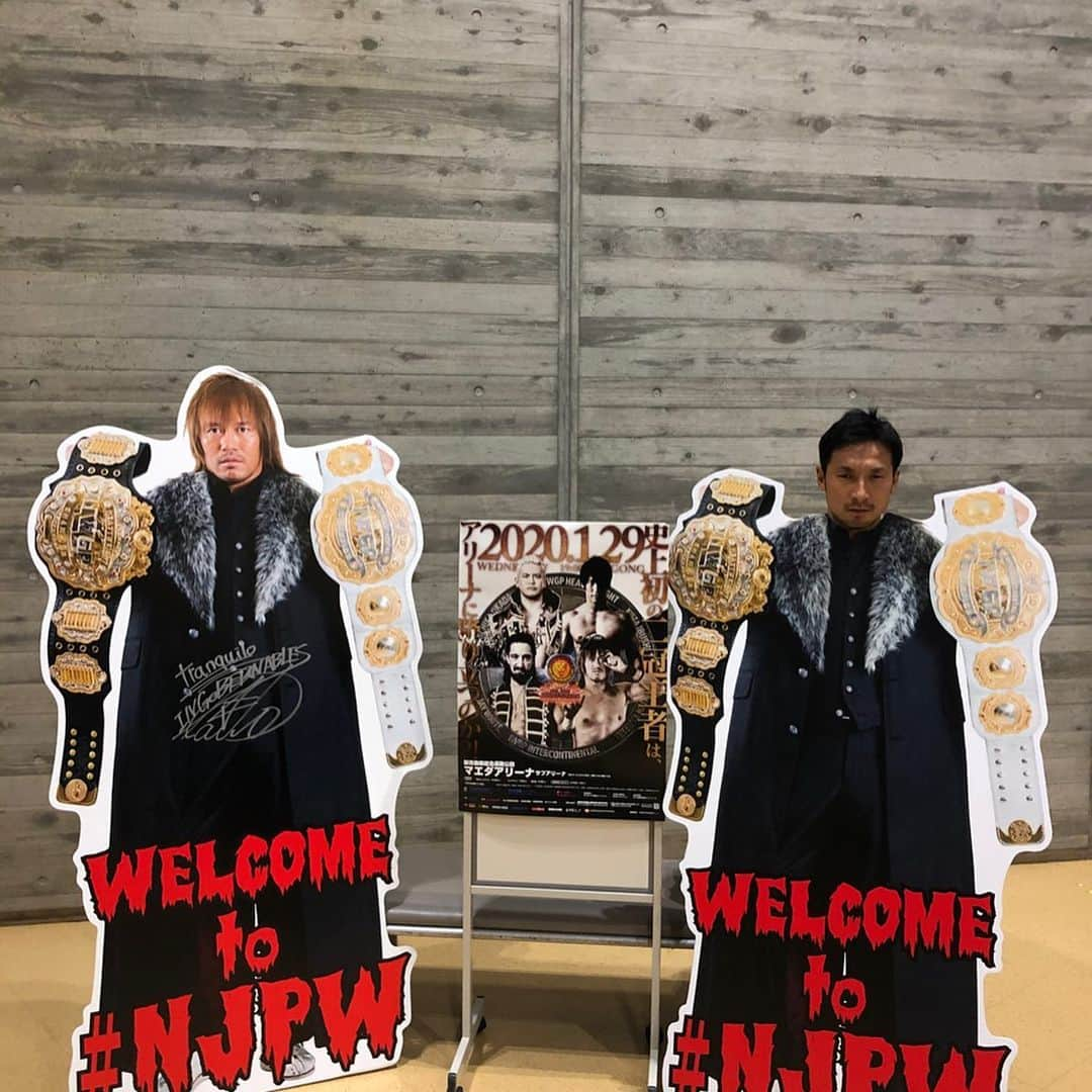 太田康介さんのインスタグラム写真 - (太田康介Instagram)「昨日はみんなで新日本プロレス観戦！！ 元ツエーゲン金沢トレーナー、菅野さんのおかげでいつも本当に楽しませて頂いてます！！ 今回も試合後にもかかわらず憧れの内藤選手そしてヒロム選手、そして真壁選手に写真撮っていただき、本当に最高でした！！ 内藤選手の計らいでチャンピオンベルトも見せていただけるという最高のサプライズをしていただきみんな大興奮！  選手の皆さん本当にありがとうございました😊  またどこかで応援行けたらいいなぁ！！ #新日本プロレス  #losingobernablesdejapon  #ロスインゴベルナブレスデハポン  #こうじたいがと３人お揃い #しんやは #何も知らずに #デザインで購入した #ロスインゴと敵対しているバレットクラブのTシャツでご対面😂 #それは本当にやってしまった笑 #とにかく #最高の思い出 #まさかの #内藤選手は同じ歳 #トランキーロ」1月30日 16時33分 - kosukeota.7