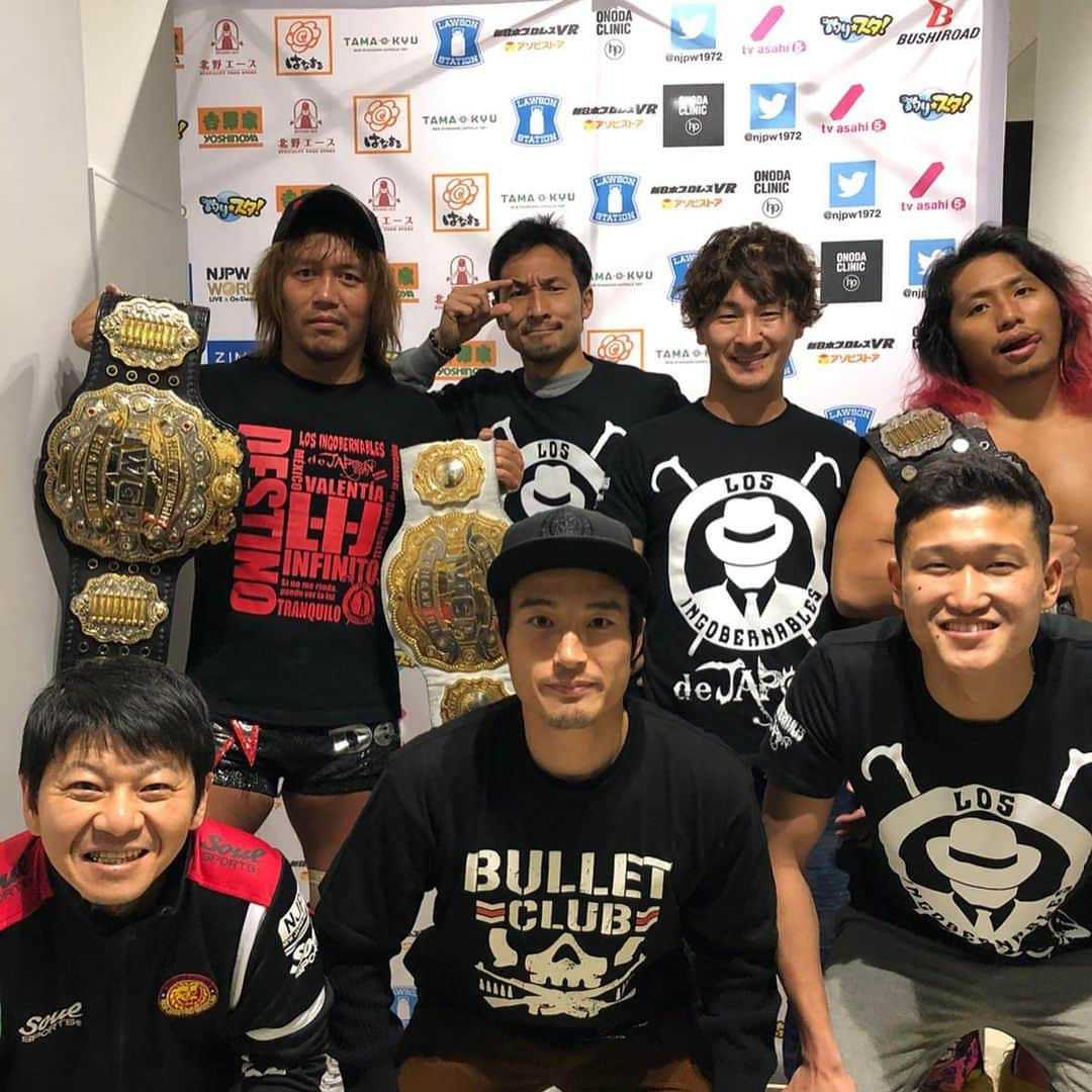 太田康介さんのインスタグラム写真 - (太田康介Instagram)「昨日はみんなで新日本プロレス観戦！！ 元ツエーゲン金沢トレーナー、菅野さんのおかげでいつも本当に楽しませて頂いてます！！ 今回も試合後にもかかわらず憧れの内藤選手そしてヒロム選手、そして真壁選手に写真撮っていただき、本当に最高でした！！ 内藤選手の計らいでチャンピオンベルトも見せていただけるという最高のサプライズをしていただきみんな大興奮！  選手の皆さん本当にありがとうございました😊  またどこかで応援行けたらいいなぁ！！ #新日本プロレス  #losingobernablesdejapon  #ロスインゴベルナブレスデハポン  #こうじたいがと３人お揃い #しんやは #何も知らずに #デザインで購入した #ロスインゴと敵対しているバレットクラブのTシャツでご対面😂 #それは本当にやってしまった笑 #とにかく #最高の思い出 #まさかの #内藤選手は同じ歳 #トランキーロ」1月30日 16時33分 - kosukeota.7