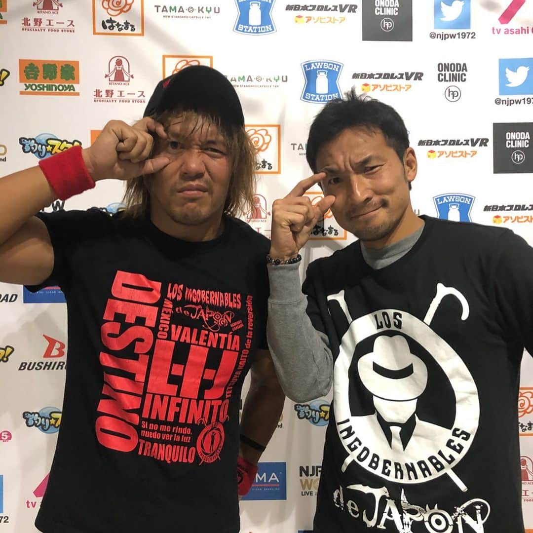 のインスタグラム：「昨日はみんなで新日本プロレス観戦！！ 元ツエーゲン金沢トレーナー、菅野さんのおかげでいつも本当に楽しませて頂いてます！！ 今回も試合後にもかかわらず憧れの内藤選手そしてヒロム選手、そして真壁選手に写真撮っていただき、本当に最高でした！！ 内藤選手の計らいでチャンピオンベルトも見せていただけるという最高のサプライズをしていただきみんな大興奮！  選手の皆さん本当にありがとうございました😊  またどこかで応援行けたらいいなぁ！！ #新日本プロレス  #losingobernablesdejapon  #ロスインゴベルナブレスデハポン  #こうじたいがと３人お揃い #しんやは #何も知らずに #デザインで購入した #ロスインゴと敵対しているバレットクラブのTシャツでご対面😂 #それは本当にやってしまった笑 #とにかく #最高の思い出 #まさかの #内藤選手は同じ歳 #トランキーロ」