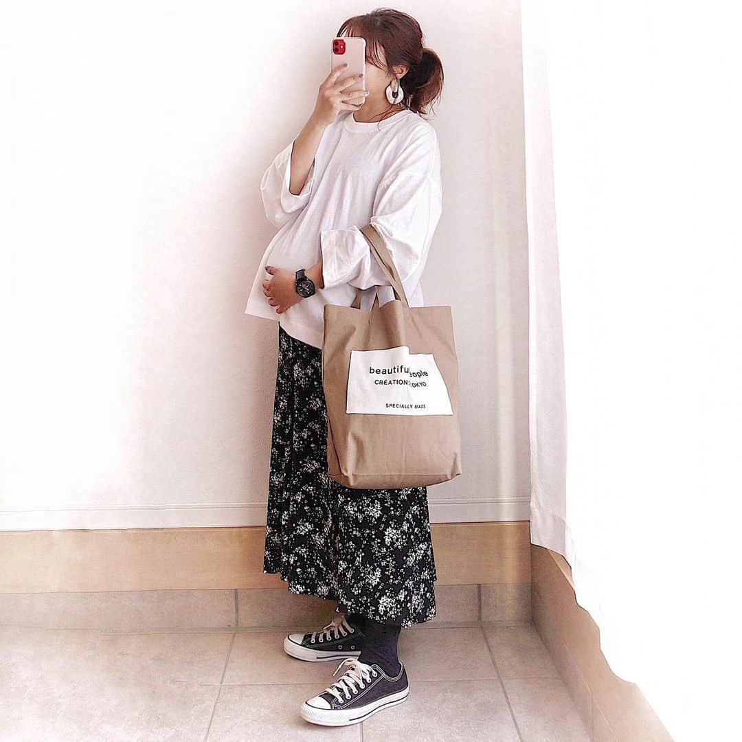 Sakiさんのインスタグラム写真 - (SakiInstagram)「・ ⋒ ⋒ ⋒ ・ #上下ユニクロ @uniqlo #プリントマーメイドロングスカート L #コットンオーバーサイズワイドスリーブt XL ・ 狙ってたスカート限定価格でget👌🤎 Lやけどお腹でてるからちょい短め丈✧︎*。 出産したらマキシ丈で履けるかな〜☺️♥️ ワイドスリーブtも990円に値下げされてたよꕤ̌̈ ・ ・ ・ tops skirt @uniqlo_ginza bag @beautifulpeople_officialsite shoes @converse_jp #【コンバース】CANVAS ALLSTA...：#神戸レタス @kobe_lettuce (I1665) ・ ・ ・ #mamagirl #コーディネート #ママコーデ #ママファッション #低身長コーデ #カジュアルコーデ #プチプラコーデ #きょコ #今日のコーデ #着回しコーデ #お洒落な人と繋がりたい #gu #今日のコーデ #今日の服 #しまむら #しまパト #マタニティ #マタニティコーデ  #妊娠9ヶ月 #体重管理に苦しむ妊婦 #ユニクロ #しまむら購入品 #ゆるコーデ #uniqloginza2020ss  #おちびコーデ #33週」1月30日 16時39分 - ____sappi____