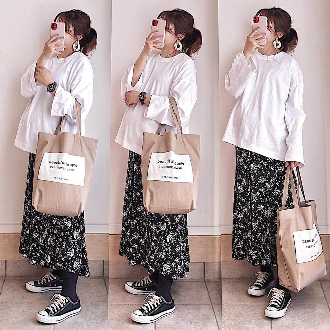 Sakiさんのインスタグラム写真 - (SakiInstagram)「・ ⋒ ⋒ ⋒ ・ #上下ユニクロ @uniqlo #プリントマーメイドロングスカート L #コットンオーバーサイズワイドスリーブt XL ・ 狙ってたスカート限定価格でget👌🤎 Lやけどお腹でてるからちょい短め丈✧︎*。 出産したらマキシ丈で履けるかな〜☺️♥️ ワイドスリーブtも990円に値下げされてたよꕤ̌̈ ・ ・ ・ tops skirt @uniqlo_ginza bag @beautifulpeople_officialsite shoes @converse_jp #【コンバース】CANVAS ALLSTA...：#神戸レタス @kobe_lettuce (I1665) ・ ・ ・ #mamagirl #コーディネート #ママコーデ #ママファッション #低身長コーデ #カジュアルコーデ #プチプラコーデ #きょコ #今日のコーデ #着回しコーデ #お洒落な人と繋がりたい #gu #今日のコーデ #今日の服 #しまむら #しまパト #マタニティ #マタニティコーデ  #妊娠9ヶ月 #体重管理に苦しむ妊婦 #ユニクロ #しまむら購入品 #ゆるコーデ #uniqloginza2020ss  #おちびコーデ #33週」1月30日 16時39分 - ____sappi____