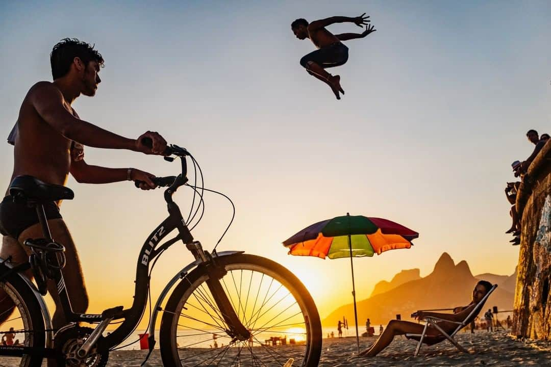 ナショナルジオグラフィックさんのインスタグラム写真 - (ナショナルジオグラフィックInstagram)「Photo by @davidalanharvey | Rio de Janeiro: A parkour artist takes a flying leap onto Ipanema beach. He lands on his feet, tucks, rolls, and receives applause from bystanders. Ipanema is one of the most photographed beaches in the world for good reason—an always exciting and eclectic stage for human drama.  #riodejaneiro」1月30日 16時39分 - natgeo