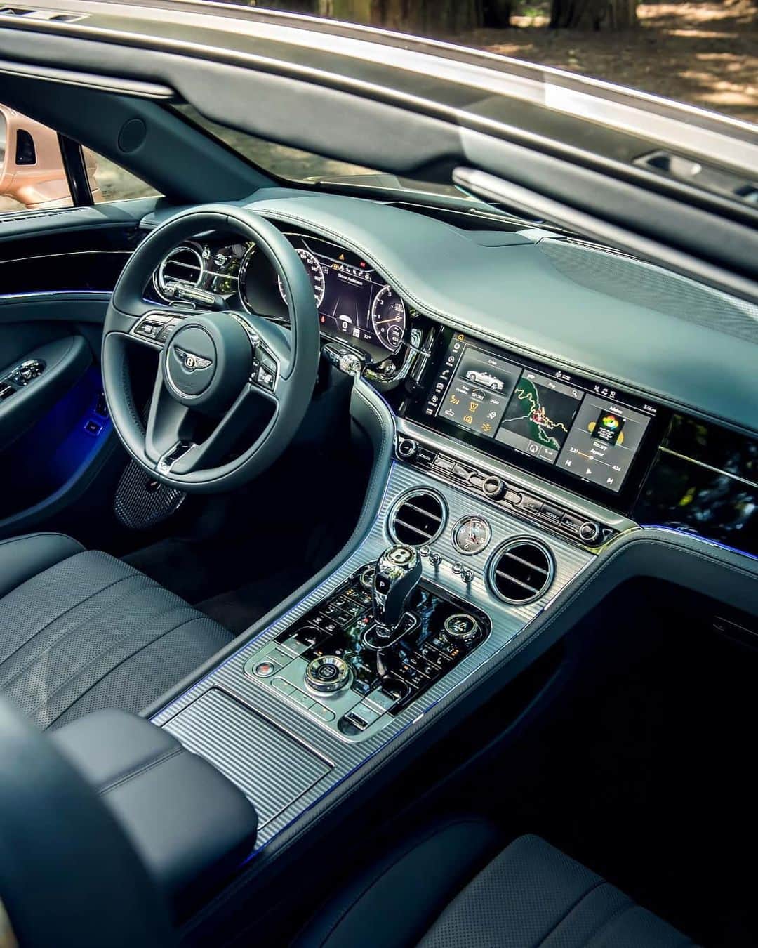 ベントレーさんのインスタグラム写真 - (ベントレーInstagram)「Try a taste of the extraordinary. The #Bentley #ContinentalGT V8 #Convertible. Configure yours through the link in bio. _ Continental GT V8 Convertible WLTP drive cycle: combined fuel consumption: 23.3 mpg (12.1 l/100 km), combined CO₂: 275 g/km」1月30日 16時44分 - bentleymotors