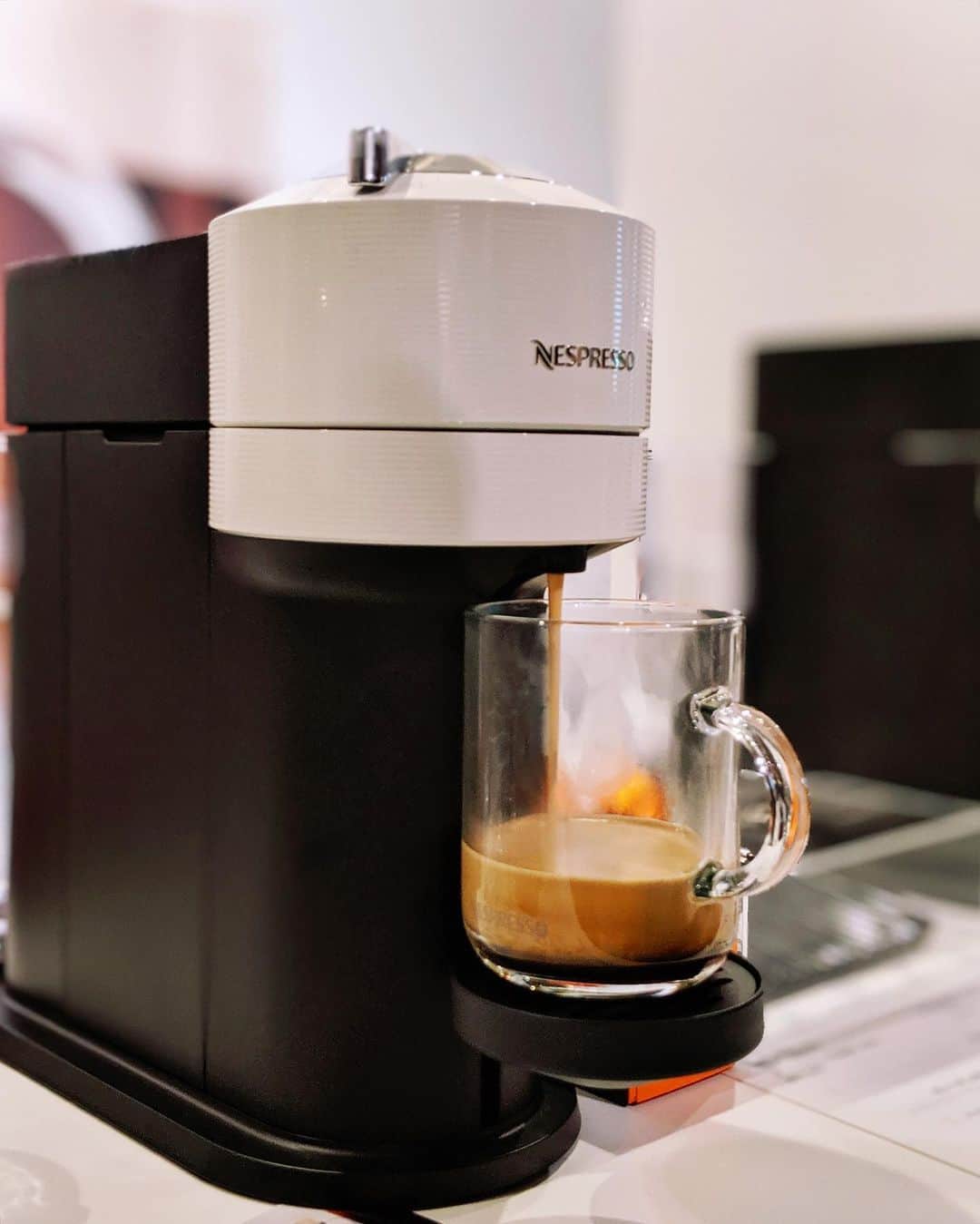 Yoshiko Kris-Webb クリス-ウェブ佳子さんのインスタグラム写真 - (Yoshiko Kris-Webb クリス-ウェブ佳子Instagram)「but first, coffee. コーヒーの最上層に浮かぶ濃密な黄金の泡、クレマをワンタッチで完璧に仕上げてくれる @nespresso.jp の新コーヒーシステム#VERTUO (#ヴァーチュオ )がすごい！すごかった！ ☕️ クレマがゆっくり&じっくり沈んでいく様はきめ細かな泡の証。 バリスタが淹れたようなクレマたっぷりのコーヒーをマグで飲む#クレマグ スタイルの体験イベントは2月2日まで、六本木ヒルズ2階のHills Café/Spaceにて開催中。 #PR #ネスプレッソ ☕️ 【#Nespresso VERTUO COFFEE 体験イベント】 Hills Café/Space 1月31日(金) 9:00〜20:00 2月1日(土) & 2日(日) 11:00〜20:00 ☕️ 会場でSNS投稿をするとスペシャルクリアマグ、またはフォトブースの写真を投稿するとクリアマグ&お名前入りのコースターをプレゼント🎁」1月30日 16時45分 - tokyodame
