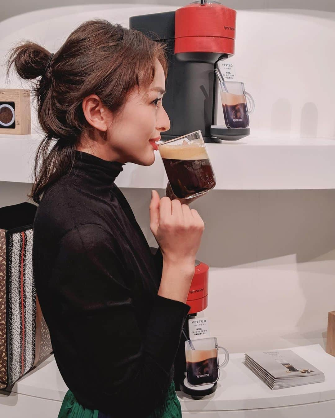 Yoshiko Kris-Webb クリス-ウェブ佳子さんのインスタグラム写真 - (Yoshiko Kris-Webb クリス-ウェブ佳子Instagram)「but first, coffee. コーヒーの最上層に浮かぶ濃密な黄金の泡、クレマをワンタッチで完璧に仕上げてくれる @nespresso.jp の新コーヒーシステム#VERTUO (#ヴァーチュオ )がすごい！すごかった！ ☕️ クレマがゆっくり&じっくり沈んでいく様はきめ細かな泡の証。 バリスタが淹れたようなクレマたっぷりのコーヒーをマグで飲む#クレマグ スタイルの体験イベントは2月2日まで、六本木ヒルズ2階のHills Café/Spaceにて開催中。 #PR #ネスプレッソ ☕️ 【#Nespresso VERTUO COFFEE 体験イベント】 Hills Café/Space 1月31日(金) 9:00〜20:00 2月1日(土) & 2日(日) 11:00〜20:00 ☕️ 会場でSNS投稿をするとスペシャルクリアマグ、またはフォトブースの写真を投稿するとクリアマグ&お名前入りのコースターをプレゼント🎁」1月30日 16時45分 - tokyodame