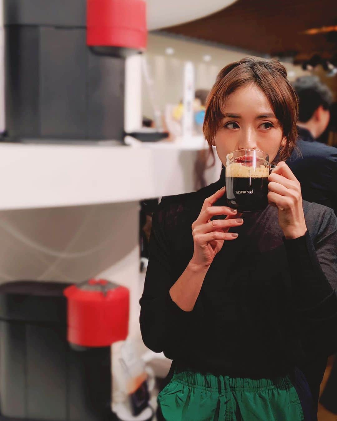 Yoshiko Kris-Webb クリス-ウェブ佳子さんのインスタグラム写真 - (Yoshiko Kris-Webb クリス-ウェブ佳子Instagram)「but first, coffee. コーヒーの最上層に浮かぶ濃密な黄金の泡、クレマをワンタッチで完璧に仕上げてくれる @nespresso.jp の新コーヒーシステム#VERTUO (#ヴァーチュオ )がすごい！すごかった！ ☕️ クレマがゆっくり&じっくり沈んでいく様はきめ細かな泡の証。 バリスタが淹れたようなクレマたっぷりのコーヒーをマグで飲む#クレマグ スタイルの体験イベントは2月2日まで、六本木ヒルズ2階のHills Café/Spaceにて開催中。 #PR #ネスプレッソ ☕️ 【#Nespresso VERTUO COFFEE 体験イベント】 Hills Café/Space 1月31日(金) 9:00〜20:00 2月1日(土) & 2日(日) 11:00〜20:00 ☕️ 会場でSNS投稿をするとスペシャルクリアマグ、またはフォトブースの写真を投稿するとクリアマグ&お名前入りのコースターをプレゼント🎁」1月30日 16時45分 - tokyodame