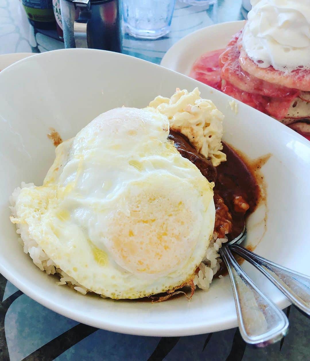 伊藤歩さんのインスタグラム写真 - (伊藤歩Instagram)「Wanna eat again‼️ * * * 甘いものと塩っぱいもの交互😋ペロリ @hungryyuko @mitokasuya 先生達オススメ Cinnamon'sのグアバパンケーキ🧡🥞🧡 また食べたいなー  #hawaiilife#pancakes#guava#foodgram#lovefood#パンケーキ#ハワイ#炭水化物好き」1月30日 16時46分 - ayumi__ito
