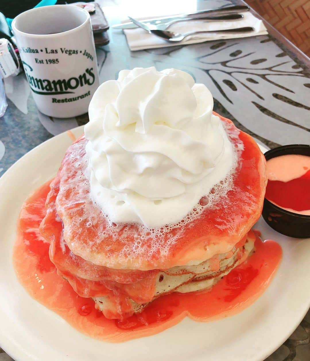 のインスタグラム：「Wanna eat again‼️ * * * 甘いものと塩っぱいもの交互😋ペロリ @hungryyuko @mitokasuya 先生達オススメ Cinnamon'sのグアバパンケーキ🧡🥞🧡 また食べたいなー  #hawaiilife#pancakes#guava#foodgram#lovefood#パンケーキ#ハワイ#炭水化物好き」