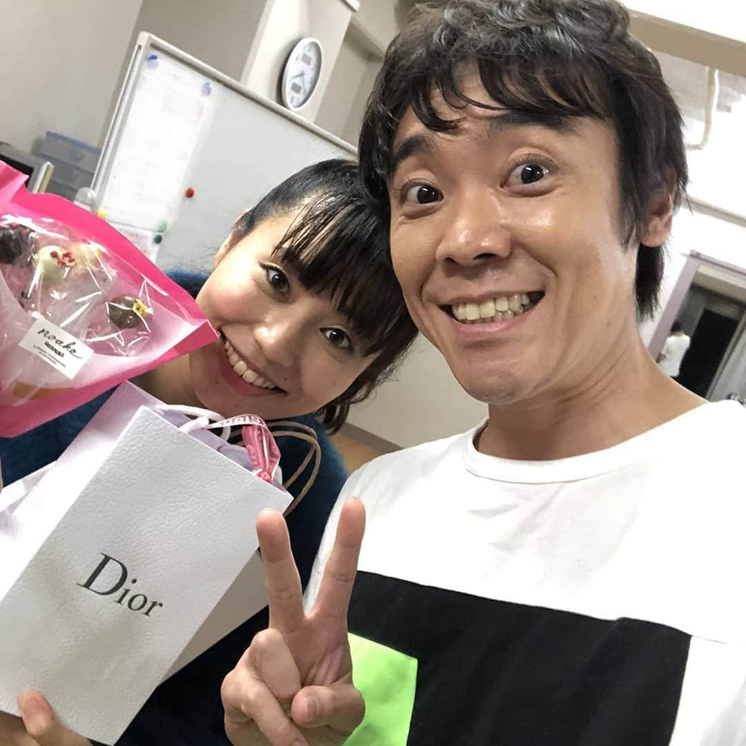 上原りささんのインスタグラム写真 - (上原りさInstagram)「昨日の夕方にもう一度合流してよしお兄さんのYouTubeにお邪魔してきました😊 。  あんなことやこんなことをしてお話もたくさんしましたよ✨ 。  お楽しみに😌 。  終わって帰る準備をしていたらよし兄からおめでとうとプレゼントが、、！！ 嬉しかったです😢 大事に使わせて頂きます😭  合間に妹とランチ🥐 温かい飲み物は安心します😌 。  #よしお兄さん #youtube #朝 #あんなに # ビックリしたのは #会う予定があったから  笑#まさかすぎて #あの反応になりました#朝早くから #本当にありがとうございました 🙌」1月30日 16時48分 - uehara_risa_official