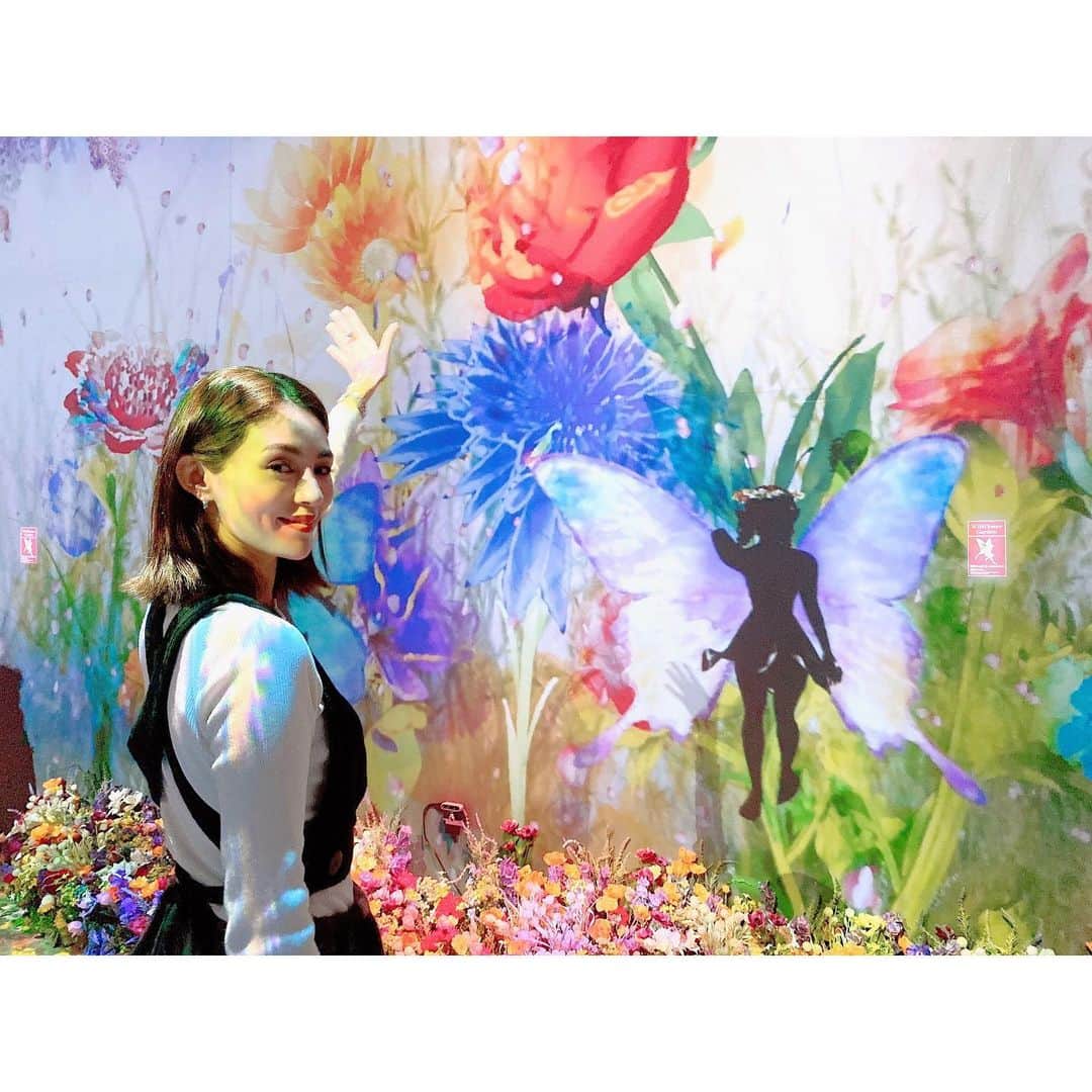 渡辺知夏子さんのインスタグラム写真 - (渡辺知夏子Instagram)「🌸FLOWERS BY NAKED 2020🌸桜🌸 . COREDO室町1 . 日本橋三井ホール . . 1.30thu〜3.1sun . . . 人間感知で絵が動いたり、息を吹きかけると香りがしたり。 ドリンクを置くとお花が咲くテーブル🌼 桜の花びらやシャボン玉も舞ってます🌸 おみくじとかアイス屋さんもあったよ✨ 私飲んだのはレモネード🌸お酒もありました！ 綺麗だし良い香りで癒された🤤 . #flowersbynaked #flowersbynaked2020 #桜　#桜を見る会 #コレド室町 #日本橋三井ホール　 #お花見 #フラワーズバイネイキッド #デジタルアート　#お花見デート」1月30日 16時48分 - chikako_724