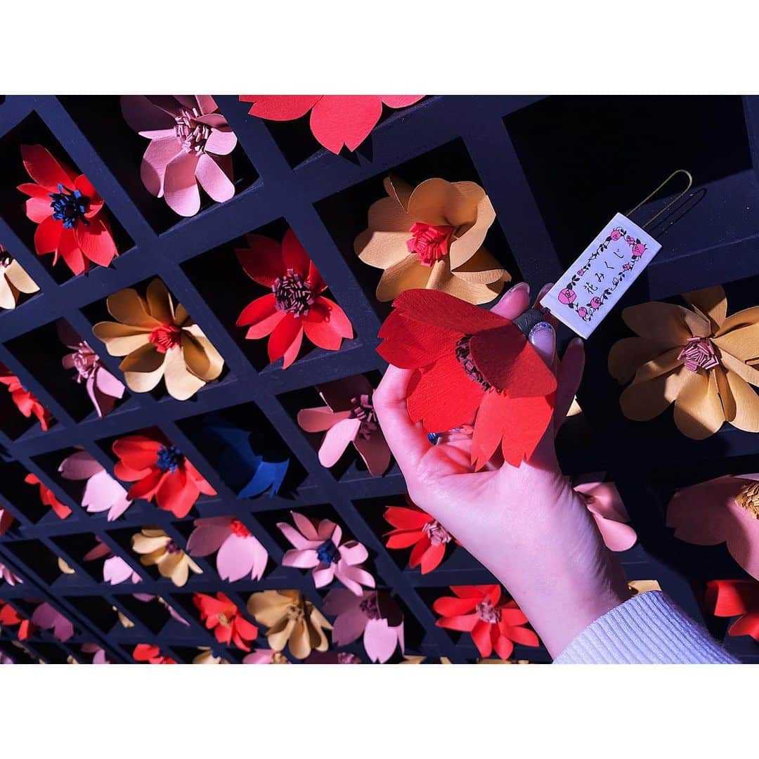 渡辺知夏子さんのインスタグラム写真 - (渡辺知夏子Instagram)「🌸FLOWERS BY NAKED 2020🌸桜🌸 . COREDO室町1 . 日本橋三井ホール . . 1.30thu〜3.1sun . . . 人間感知で絵が動いたり、息を吹きかけると香りがしたり。 ドリンクを置くとお花が咲くテーブル🌼 桜の花びらやシャボン玉も舞ってます🌸 おみくじとかアイス屋さんもあったよ✨ 私飲んだのはレモネード🌸お酒もありました！ 綺麗だし良い香りで癒された🤤 . #flowersbynaked #flowersbynaked2020 #桜　#桜を見る会 #コレド室町 #日本橋三井ホール　 #お花見 #フラワーズバイネイキッド #デジタルアート　#お花見デート」1月30日 16時48分 - chikako_724