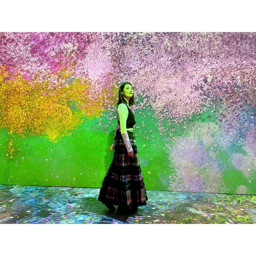 渡辺知夏子さんのインスタグラム写真 - (渡辺知夏子Instagram)「🌸FLOWERS BY NAKED 2020🌸桜🌸 . COREDO室町1 . 日本橋三井ホール . . 1.30thu〜3.1sun . . . 人間感知で絵が動いたり、息を吹きかけると香りがしたり。 ドリンクを置くとお花が咲くテーブル🌼 桜の花びらやシャボン玉も舞ってます🌸 おみくじとかアイス屋さんもあったよ✨ 私飲んだのはレモネード🌸お酒もありました！ 綺麗だし良い香りで癒された🤤 . #flowersbynaked #flowersbynaked2020 #桜　#桜を見る会 #コレド室町 #日本橋三井ホール　 #お花見 #フラワーズバイネイキッド #デジタルアート　#お花見デート」1月30日 16時48分 - chikako_724