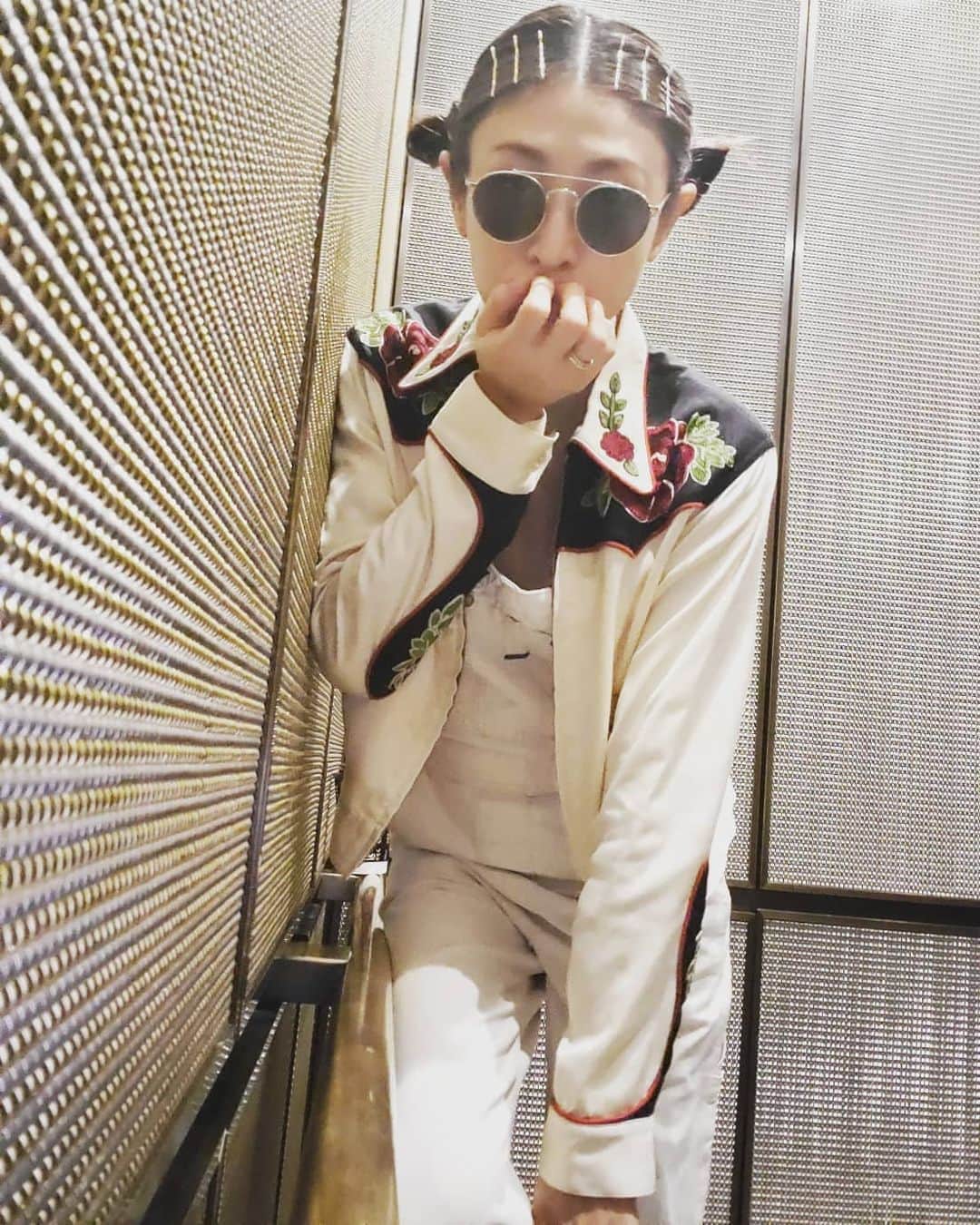 山田優さんのインスタグラム写真 - (山田優Instagram)「たまにはいいよね。w  久々に真ん中分けで おだんごちゃん。  やりたくなる時があるのよ。  #outfit  #yusoutfit #jacket → #doublerl @doublerl」1月30日 16時48分 - yu_yamada_