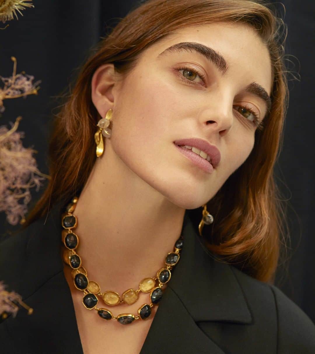 グーセンス パリのインスタグラム：「Cabochons necklace and Mistletoe earrings from our collaboration with Harumi Klossowska de Rola. . . #Goossens #necklace #earrings #natural #black #gold #brass #rockcrystal @Claratlan」