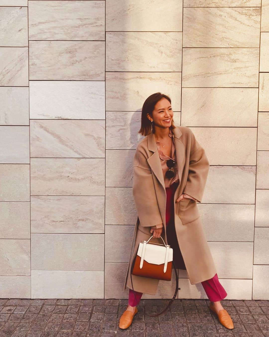 西内ひろさんのインスタグラム写真 - (西内ひろInstagram)「Today's fashion✨Today is very warm also.It was spring style🌸 Bag: @strathberry  Pumps: @massimodutti  春日和💕ってことで春のファッションしたくなって、ピンクパンツに、この間スペインで買った　@massimodutti  のベージュパンプス👡柔らかくて歩きやすい😌 バックは　@strathberry 👜　シンプルで可愛いのがお気に入り😍 #東京スタイルに戻った #fashion  #springstyle  #春日和　#春コーデ #ベージュコーデ」1月30日 16時59分 - 0214hiro