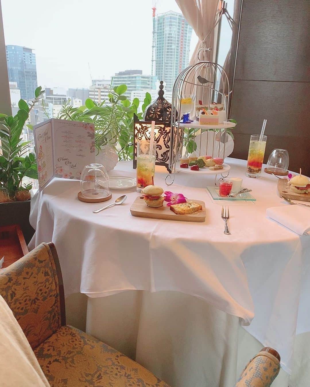 金子実加のインスタグラム：「素敵な空間でお誕生日を祝って頂ける、 至高🎂✨💐✨ 大好きだ😘 . . . . . . . . . . . #cafe #afternoonteaset #afternoontea #スイーツ　#女子　#女子力　#誕生日プレート　#ランチ　#友達とランチ #お誕生日 #ハーブティー #癒し」