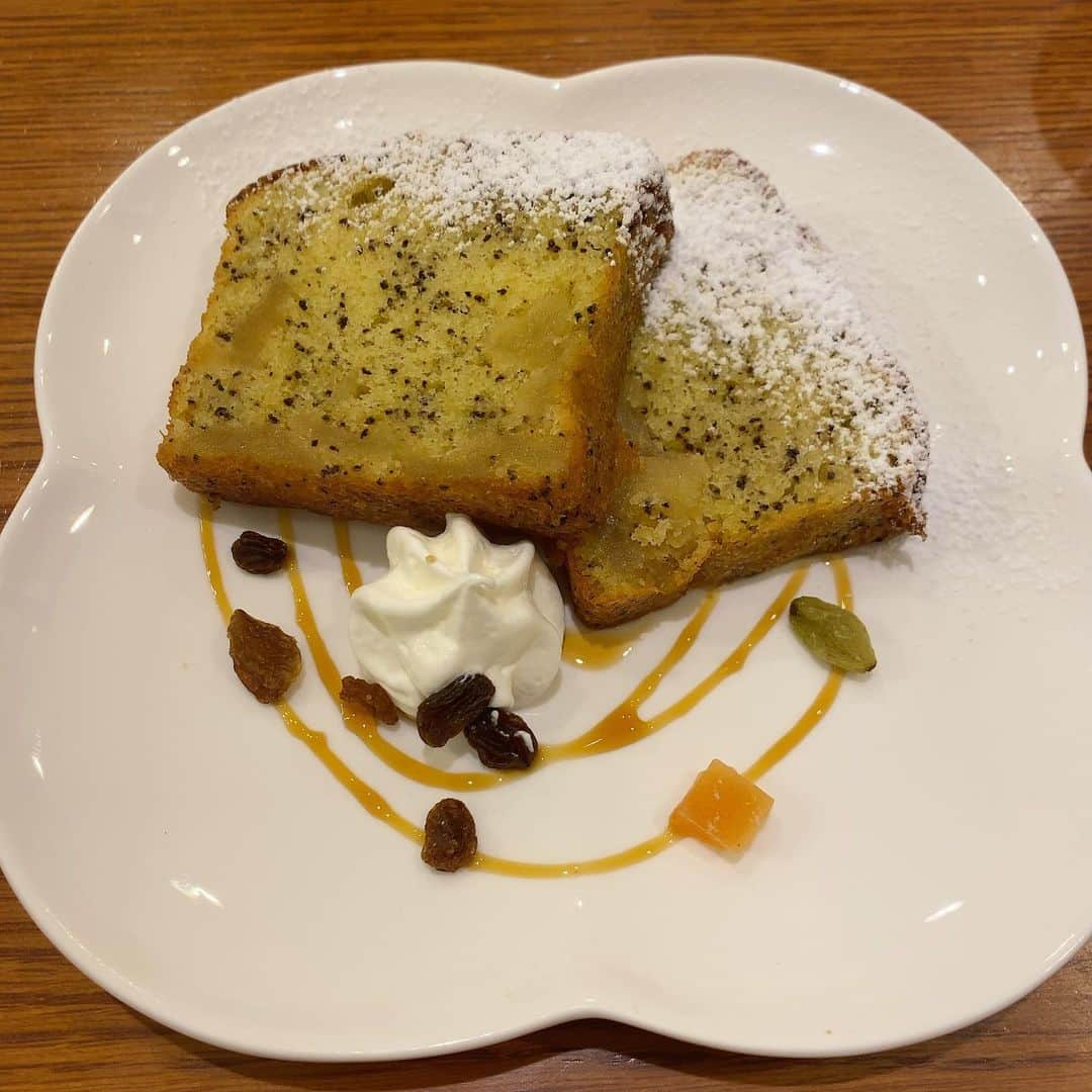 みずしな孝之のインスタグラム：「りんごと紅茶のパウンドケーキ しっとりしててうまい」