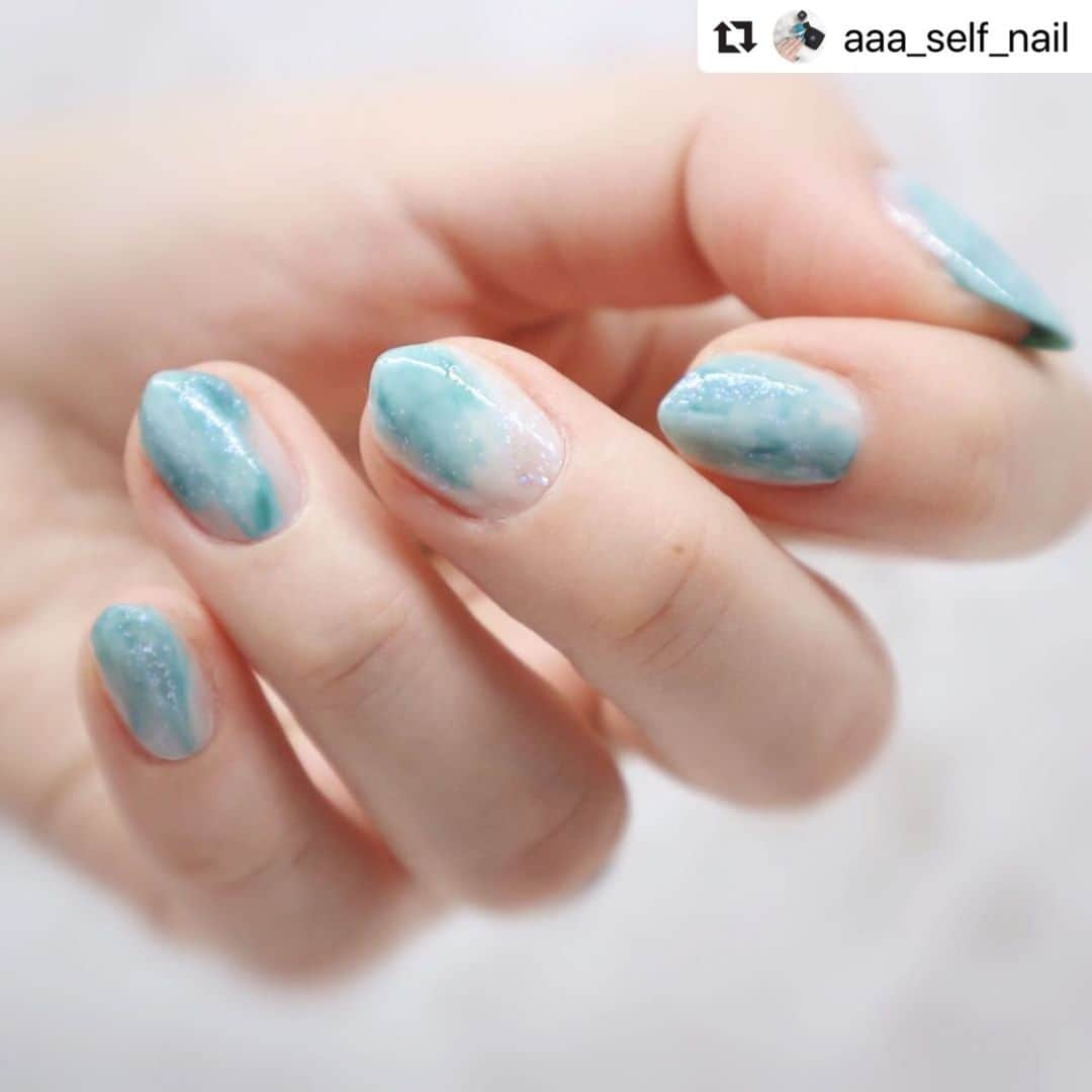 NAIL HOLICさんのインスタグラム写真 - (NAIL HOLICInstagram)「⠀ 今回は公式アンバサダー @aaa_self_nail さまの投稿をRepostさせていただきます！ ⠀ ⠀ 2020年2月16日に発売される、ネイルホリックの新色を使用したネイル💙⠀ 透き通るような色味と細かなラメが神秘的できれいです✨⠀ ⠀ 深みのある青みグリーンの【GR716】とホワイトカラーの【WT005】の組み合わせが爽やかでクリーンな印象に🌿⠀ さらにオーロラグリッターがきらめく【BL962】がさりげない華やかさを演出していますね！⠀ ⠀ 混ぜて自分だけのオリジナルな使い方をするのも楽しそうですね♪⠀ 2/16の発売日まで楽しみにお待ちください☆⠀ ⠀ ⠀ ・・・⠀ ⠀ ・ ・ ・ ・ @nailholic_kose #nailholic #gr716 #bl962 #wt005 #sp012 ・ ・ ・ 2/16発売の新色 gr716とbl962 を使いました✨ このネイルの作り方💅🏻 まず白と透明を混ぜて乳白色を作る 乳白色とグリーンを混ぜ合わせる 最後にブルーのラメをところどころ 塗って完成🤍 角度によってラメがキラキラ 綺麗です✧*。 ・ ・ ・ 今回の新色はグリーン系も多いので どんなネイルができるか模索中🌿 ・ ・ ・ #セルフネイル#selfnail#ネイルデザイン#ポリッシュ派#手元くら部#手元コーデ#大人ネイル#シンプルネイル#簡単ネイル#プチプラネイル#私のTRILLpic#いいね返し#美甲#指甲#新娘美甲#美甲設計#光療#nailart#naildesign#네일#매니큐어#ネイルホリック#nailholic_kose#乳白色ネイル#グリーンネイル ・ ・ ・」1月30日 17時00分 - nailholic_kose