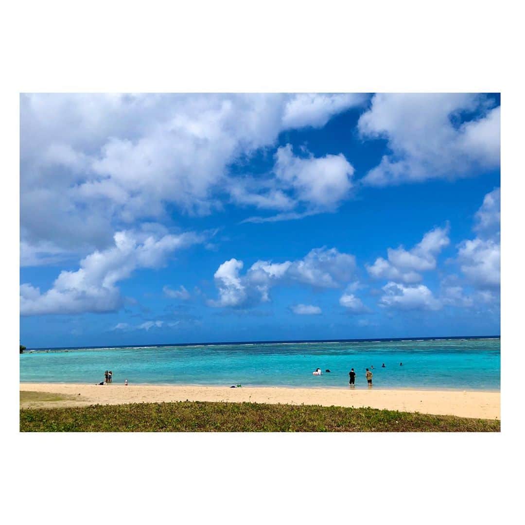 白戸ゆめのさんのインスタグラム写真 - (白戸ゆめのInstagram)「🌈🌴🍍🌺 . グアムのインスタ映えあれこれ 流行りには乗ってみる😏 . #1 #ピンクの壁 #タモントレードセンター #インスタ映え 狙って決めた写真撮ってみたけど 素の状態が1番自然でいい写真🤣 . #2 #グアム市街地 🏖 . #3 #ビーチまでのなんでもない道🚏 . #4 #イパオビーチ #海 #とにかく綺麗だった🐠 . #5 #砂浜 #lunch #tgifridays 🥗🍟🍖 大学時代働いていた フライデーズのフードをto go🏃‍♀️ #グアバジュース 欠かせないアイテム🥤 . #6 #壁アート #exit の文字を見ると反応しちゃう笑 #第7世代  お笑い大好きなので しまいには友達と2人でコント始める👯‍♀️ . #7 #kmart  #アメリカのお菓子 #大量に買いました 🍿🍭🍪💓 #trolli #おすすめですよー🎵  #空港で #🥑 #保安検査引っかかった笑」1月30日 17時04分 - yumeno.s_