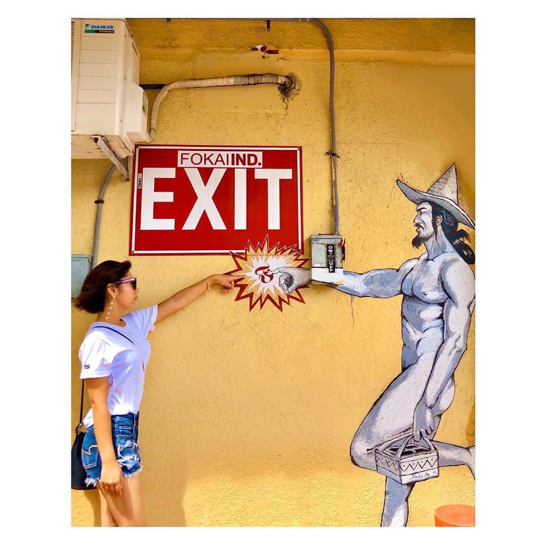 白戸ゆめのさんのインスタグラム写真 - (白戸ゆめのInstagram)「🌈🌴🍍🌺 . グアムのインスタ映えあれこれ 流行りには乗ってみる😏 . #1 #ピンクの壁 #タモントレードセンター #インスタ映え 狙って決めた写真撮ってみたけど 素の状態が1番自然でいい写真🤣 . #2 #グアム市街地 🏖 . #3 #ビーチまでのなんでもない道🚏 . #4 #イパオビーチ #海 #とにかく綺麗だった🐠 . #5 #砂浜 #lunch #tgifridays 🥗🍟🍖 大学時代働いていた フライデーズのフードをto go🏃‍♀️ #グアバジュース 欠かせないアイテム🥤 . #6 #壁アート #exit の文字を見ると反応しちゃう笑 #第7世代  お笑い大好きなので しまいには友達と2人でコント始める👯‍♀️ . #7 #kmart  #アメリカのお菓子 #大量に買いました 🍿🍭🍪💓 #trolli #おすすめですよー🎵  #空港で #🥑 #保安検査引っかかった笑」1月30日 17時04分 - yumeno.s_