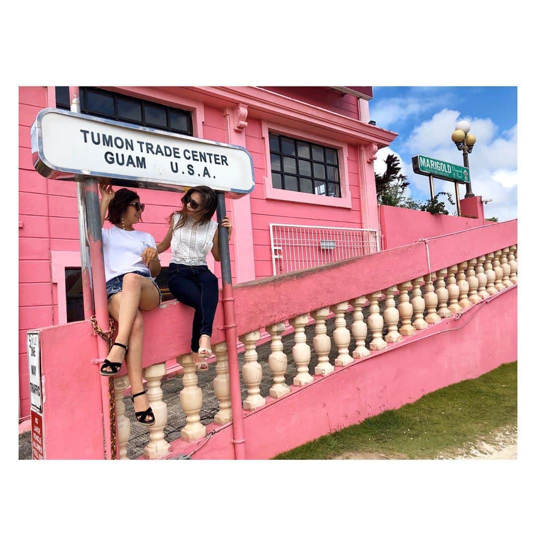 白戸ゆめのさんのインスタグラム写真 - (白戸ゆめのInstagram)「🌈🌴🍍🌺 . グアムのインスタ映えあれこれ 流行りには乗ってみる😏 . #1 #ピンクの壁 #タモントレードセンター #インスタ映え 狙って決めた写真撮ってみたけど 素の状態が1番自然でいい写真🤣 . #2 #グアム市街地 🏖 . #3 #ビーチまでのなんでもない道🚏 . #4 #イパオビーチ #海 #とにかく綺麗だった🐠 . #5 #砂浜 #lunch #tgifridays 🥗🍟🍖 大学時代働いていた フライデーズのフードをto go🏃‍♀️ #グアバジュース 欠かせないアイテム🥤 . #6 #壁アート #exit の文字を見ると反応しちゃう笑 #第7世代  お笑い大好きなので しまいには友達と2人でコント始める👯‍♀️ . #7 #kmart  #アメリカのお菓子 #大量に買いました 🍿🍭🍪💓 #trolli #おすすめですよー🎵  #空港で #🥑 #保安検査引っかかった笑」1月30日 17時04分 - yumeno.s_