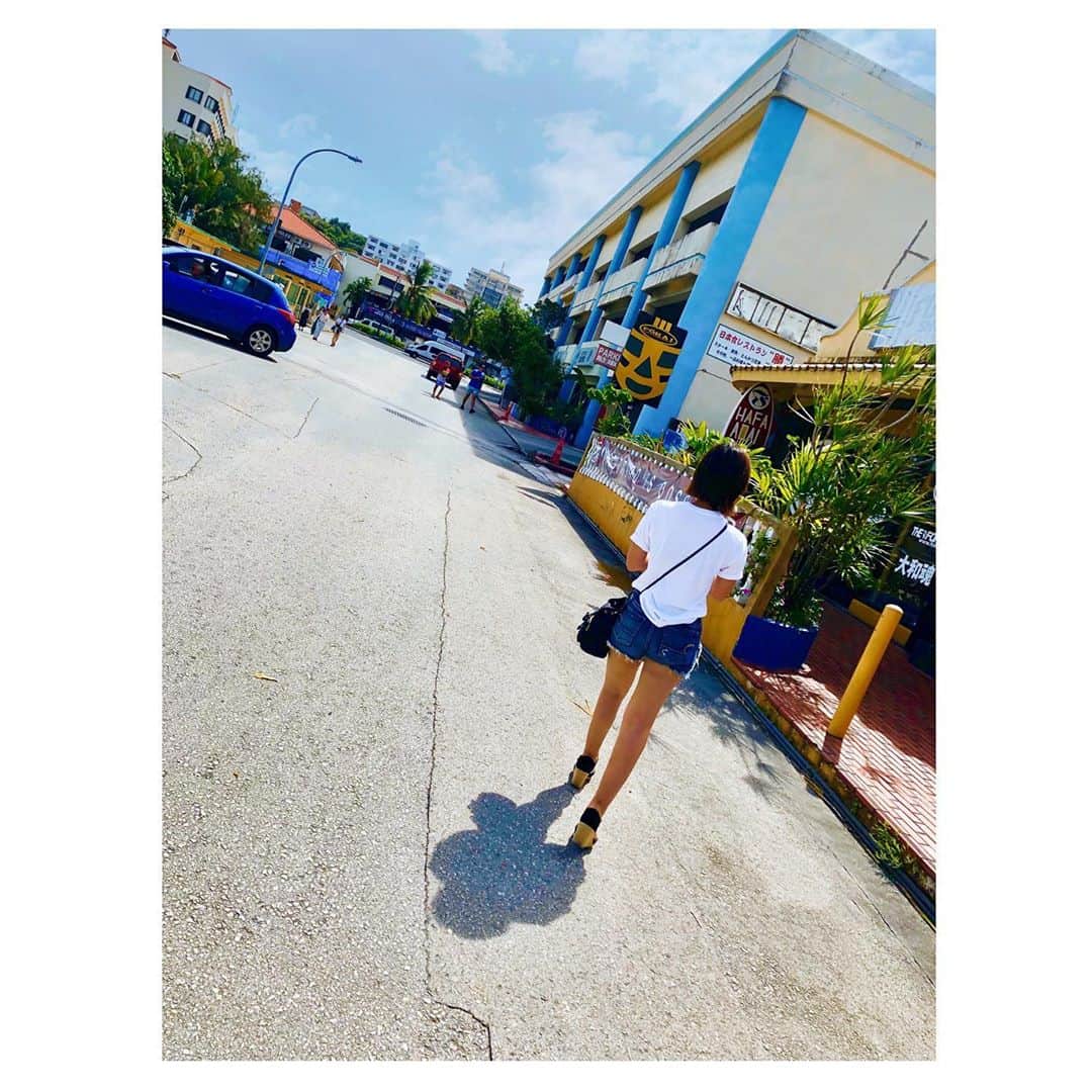 白戸ゆめのさんのインスタグラム写真 - (白戸ゆめのInstagram)「🌈🌴🍍🌺 . グアムのインスタ映えあれこれ 流行りには乗ってみる😏 . #1 #ピンクの壁 #タモントレードセンター #インスタ映え 狙って決めた写真撮ってみたけど 素の状態が1番自然でいい写真🤣 . #2 #グアム市街地 🏖 . #3 #ビーチまでのなんでもない道🚏 . #4 #イパオビーチ #海 #とにかく綺麗だった🐠 . #5 #砂浜 #lunch #tgifridays 🥗🍟🍖 大学時代働いていた フライデーズのフードをto go🏃‍♀️ #グアバジュース 欠かせないアイテム🥤 . #6 #壁アート #exit の文字を見ると反応しちゃう笑 #第7世代  お笑い大好きなので しまいには友達と2人でコント始める👯‍♀️ . #7 #kmart  #アメリカのお菓子 #大量に買いました 🍿🍭🍪💓 #trolli #おすすめですよー🎵  #空港で #🥑 #保安検査引っかかった笑」1月30日 17時04分 - yumeno.s_