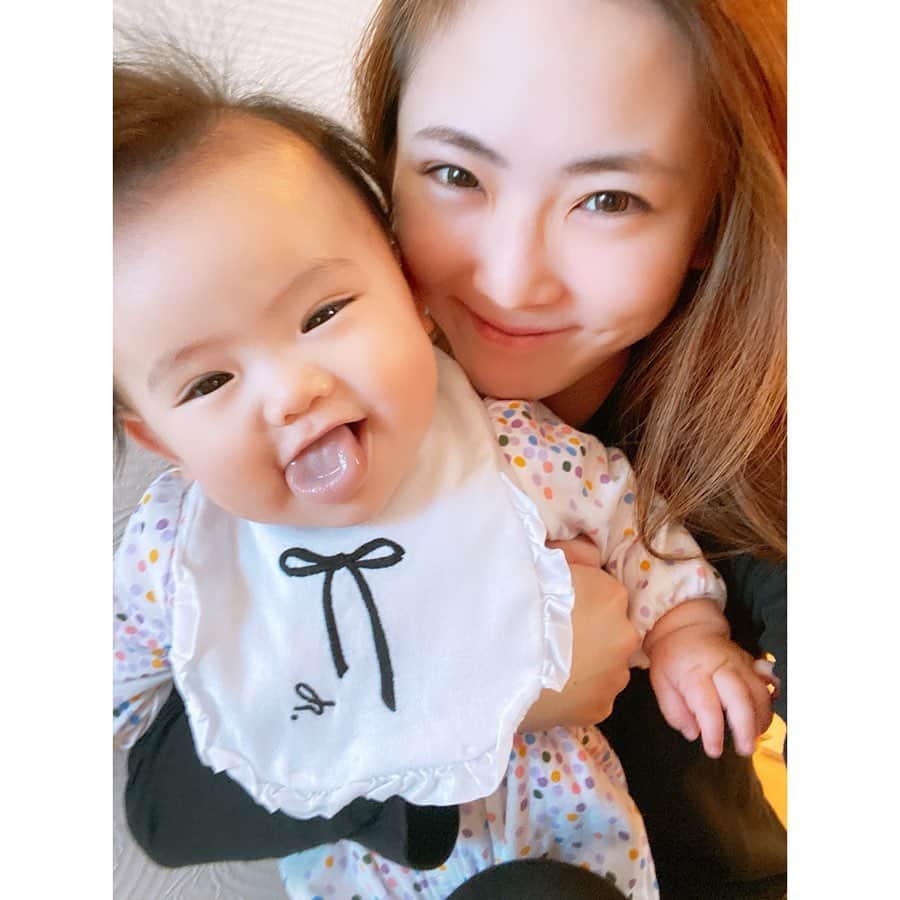 姫野れみのインスタグラム：「親子ゆるshot 👩🏻‍🦰👶🏼♡ 朝起きて娘がとってもご機嫌だったので♩♩ パパがいない間は実家でまったり過ごしています🥰 ・ #baby #girl #babygirl #mamagirl #ハーフバースデー #6ヶ月 #赤ちゃん #ベビー #女の子ベビー #親子ショット #女の子 #ママタス #ベビフル #赤ちゃんのいる生活 #べびすたぐらむ」