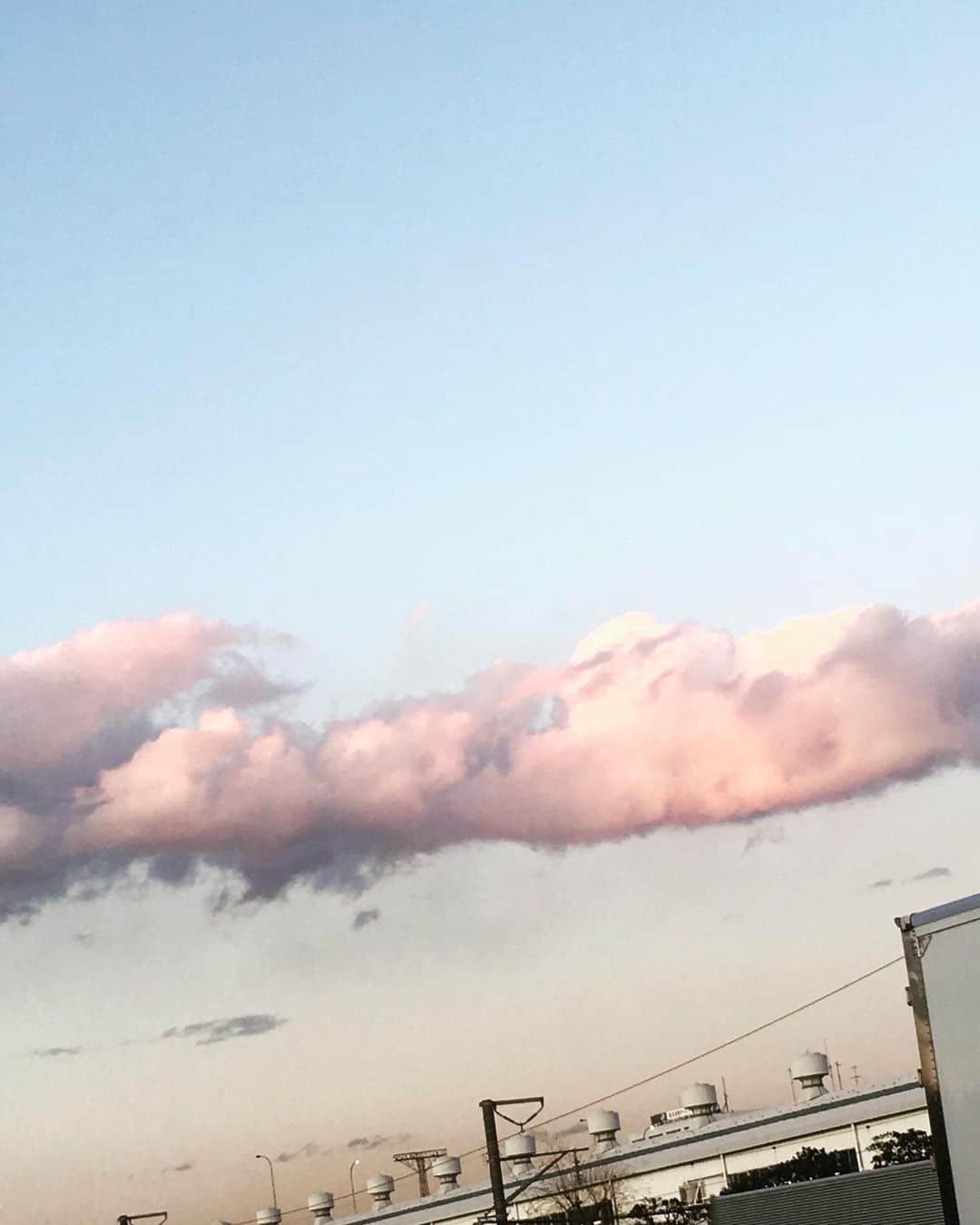 湯江タケユキさんのインスタグラム写真 - (湯江タケユキInstagram)「ピンク色な雲、 #夕方#移動中#雲#ピンク いちご風味の わたあめ、、 美味しそう。」1月30日 17時10分 - takeyukiyue